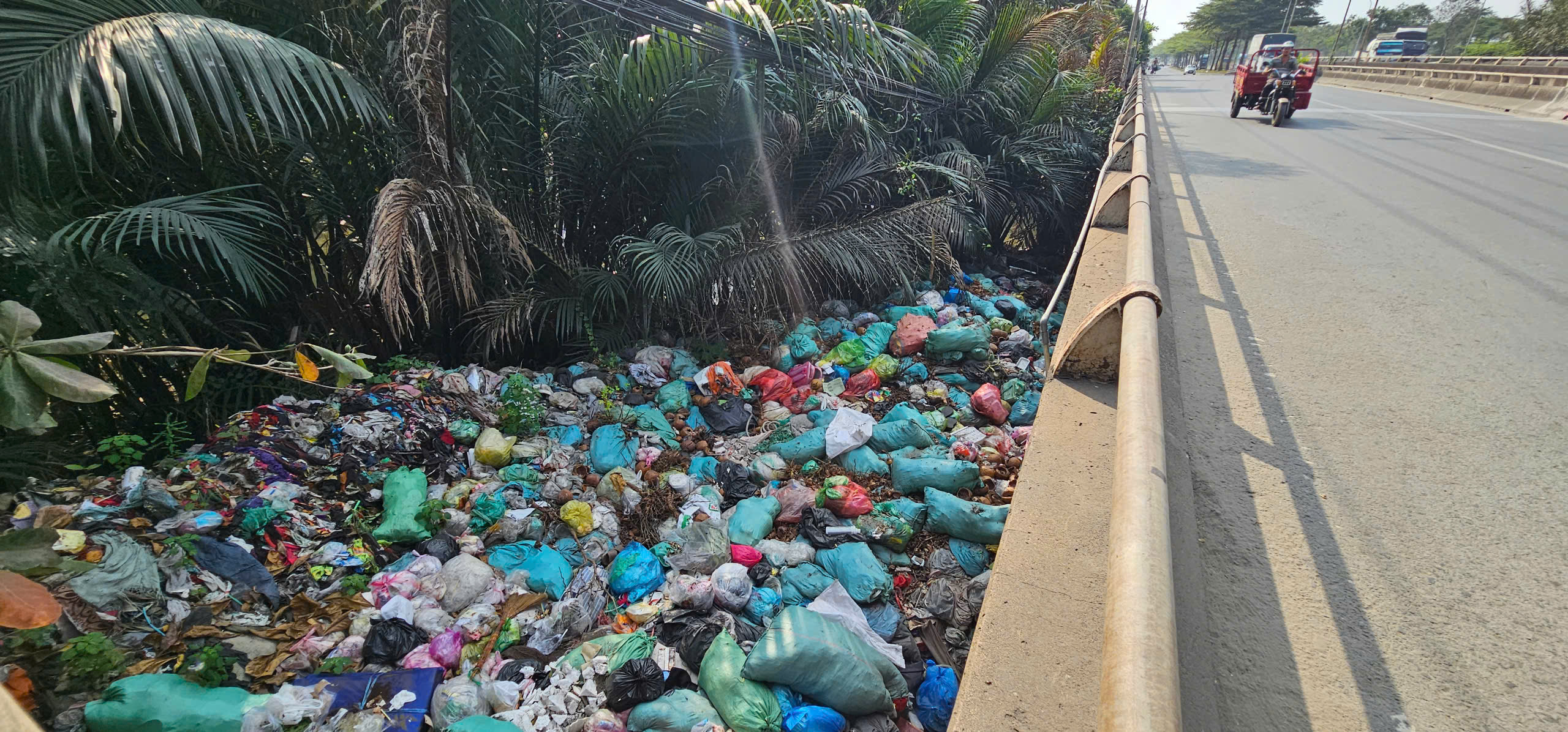 Rác thải bủa vây cầu Ông Bé: Dân bức xúc, chính quyền sẽ 'phạt nguội' qua camera - Ảnh 2.