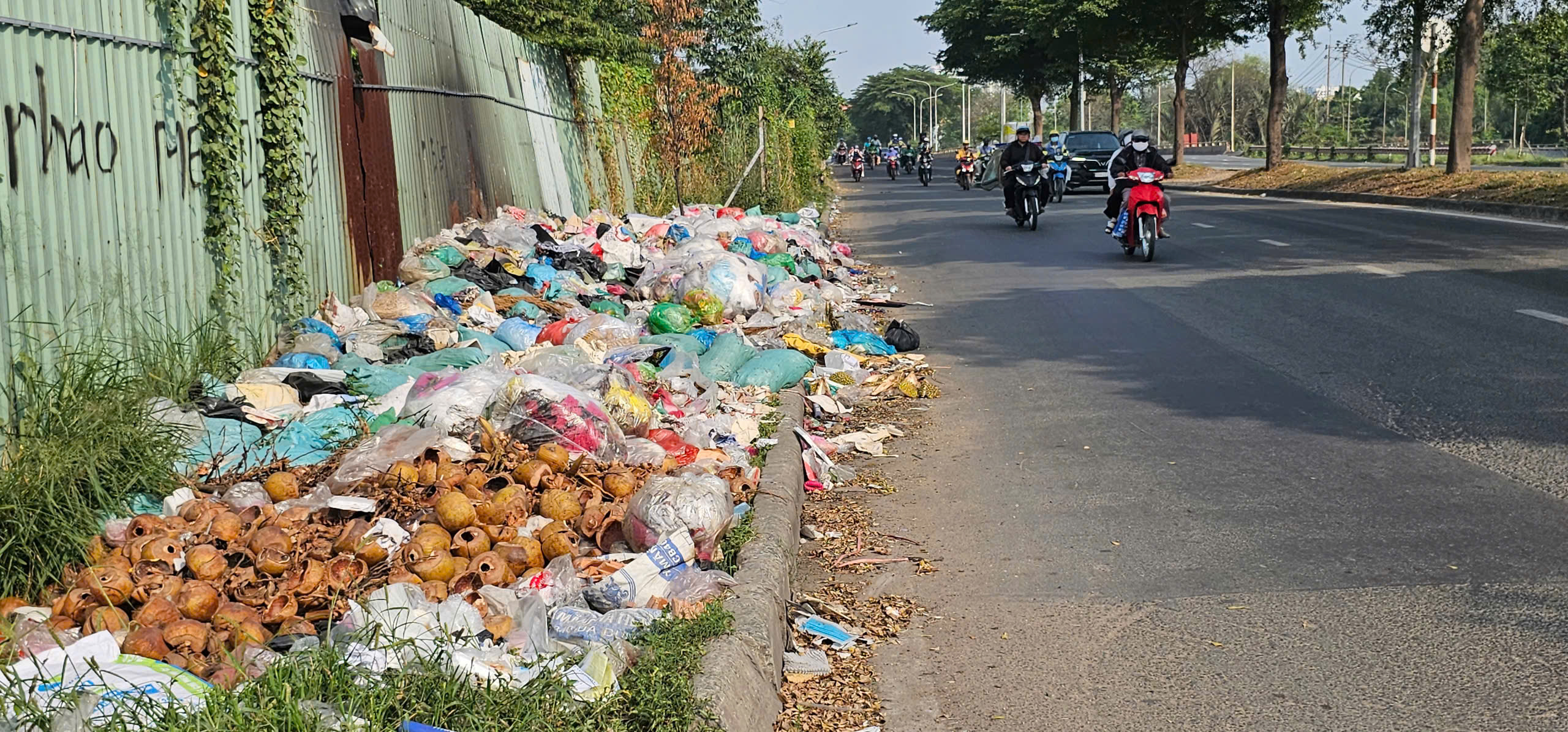 Rác thải bủa vây cầu Ông Bé: Dân bức xúc, chính quyền sẽ 'phạt nguội' qua camera - Ảnh 3.