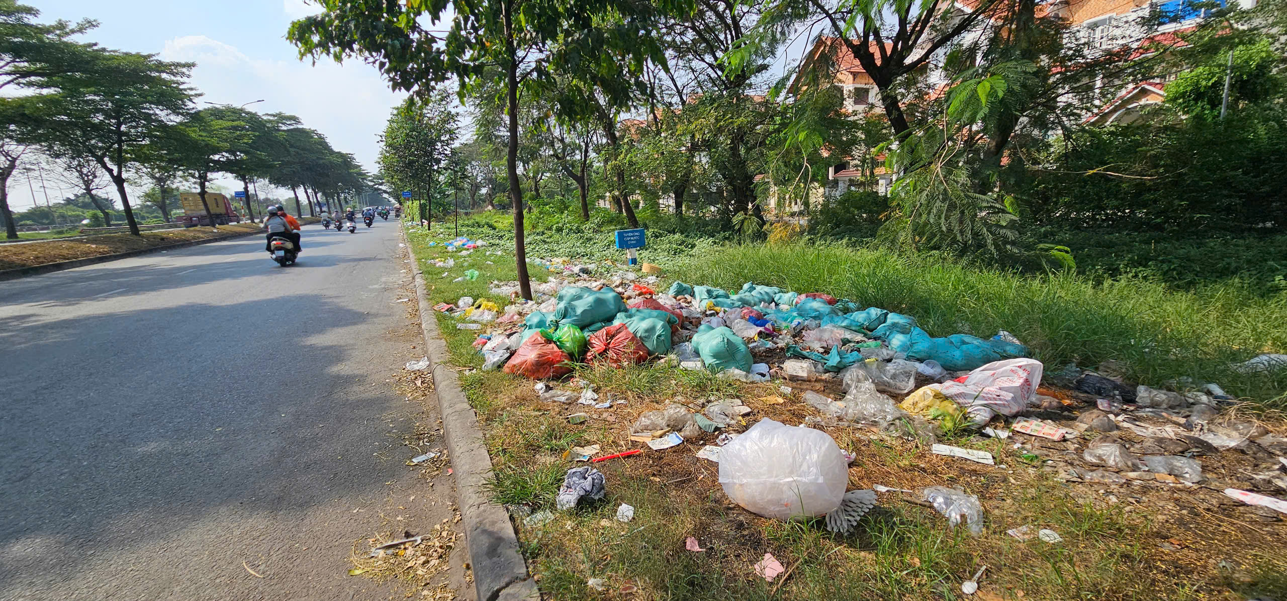 Rác thải bủa vây cầu Ông Bé: Dân bức xúc, chính quyền sẽ 'phạt nguội' qua camera - Ảnh 4.