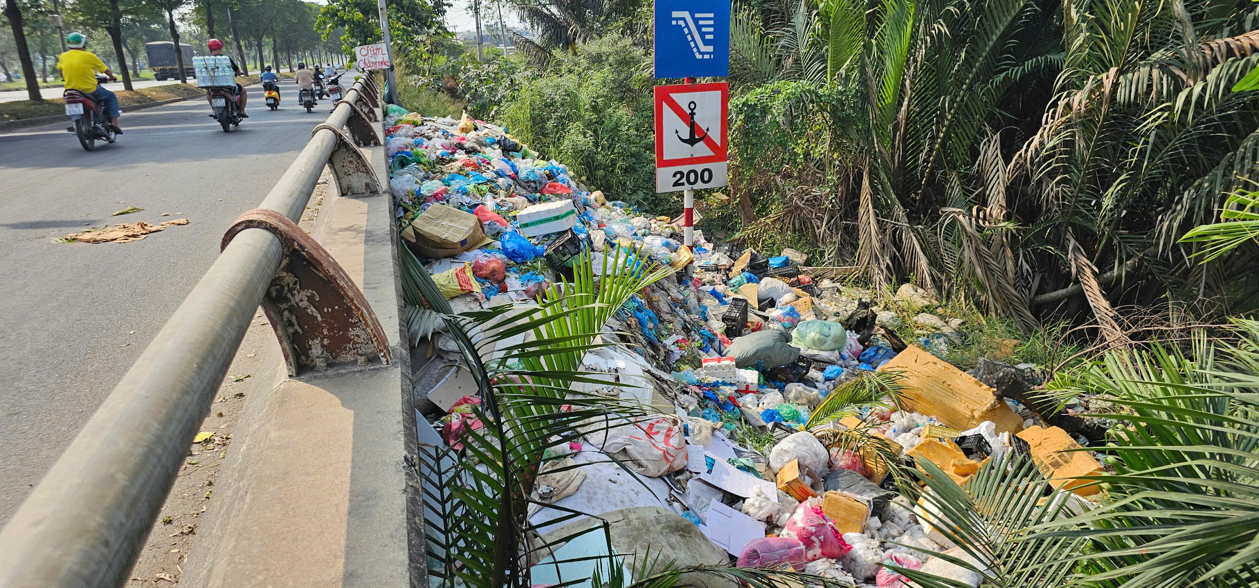 Rác thải bủa vây cầu Ông Bé: Dân bức xúc, chính quyền sẽ 'phạt nguội' qua camera - Ảnh 7.