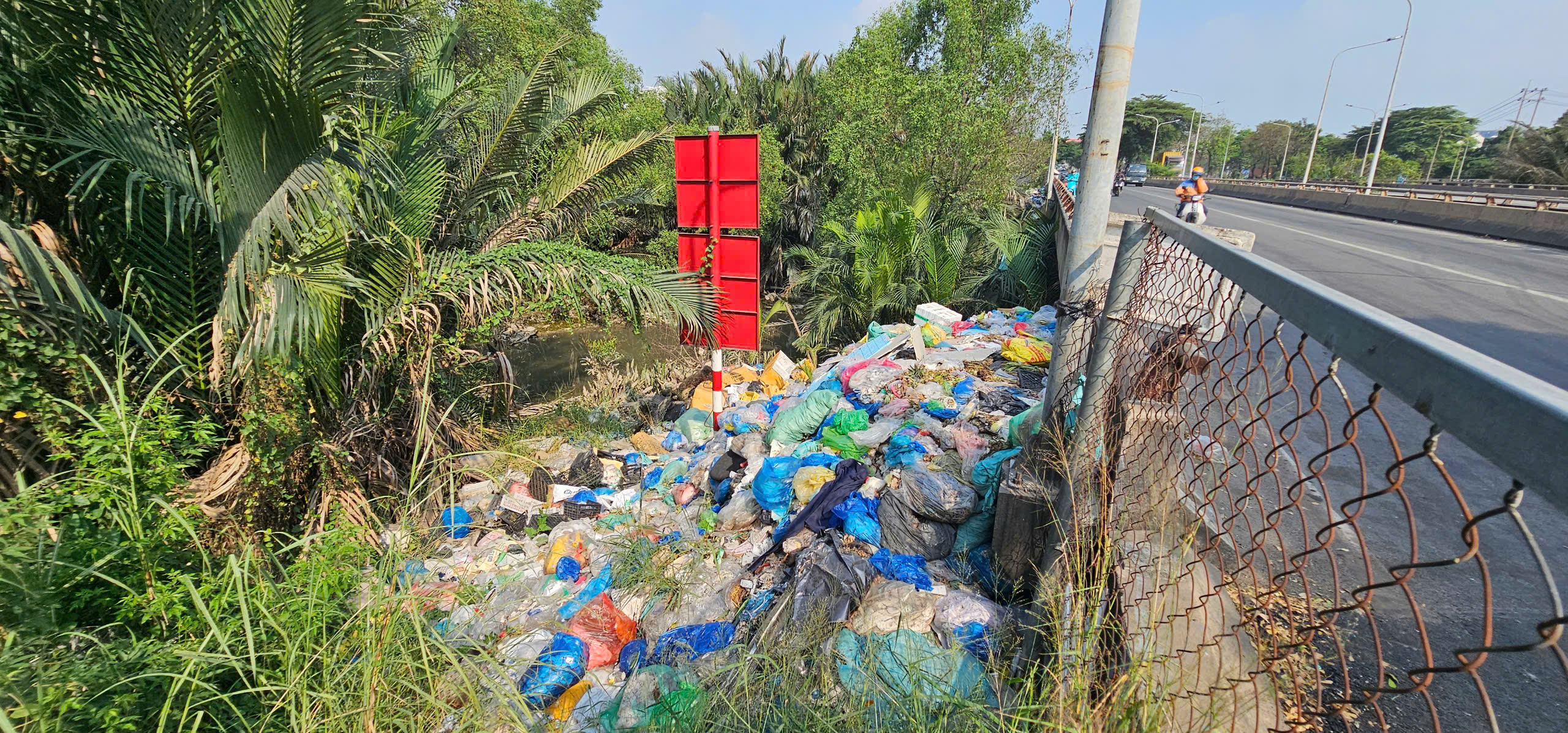Rác thải bủa vây cầu Ông Bé: Dân bức xúc, chính quyền sẽ 'phạt nguội' qua camera - Ảnh 1.