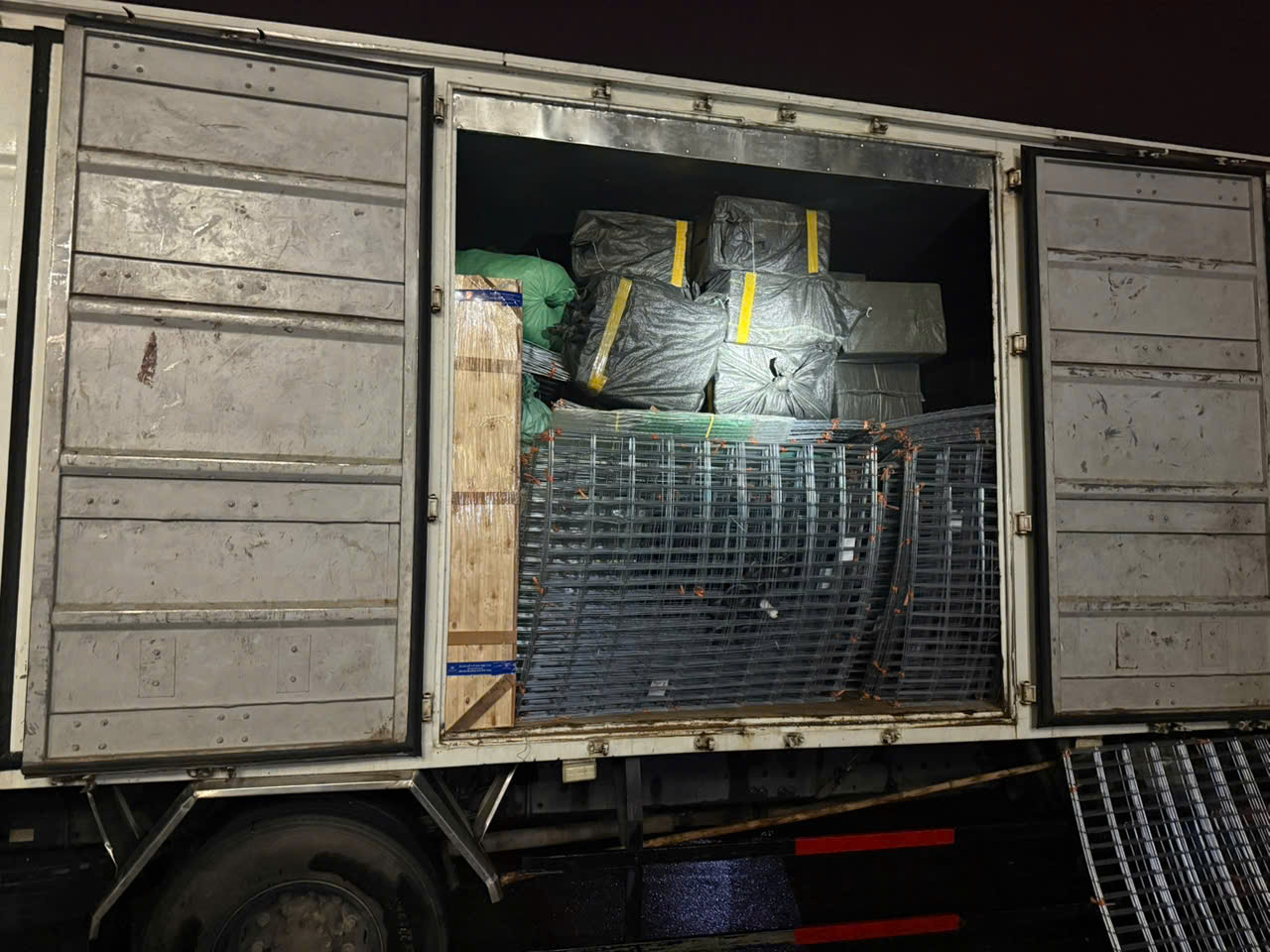 Quảng Trị: Bắt xe tải chở gần 70.000 bao thuốc lá lậu - Ảnh 2.