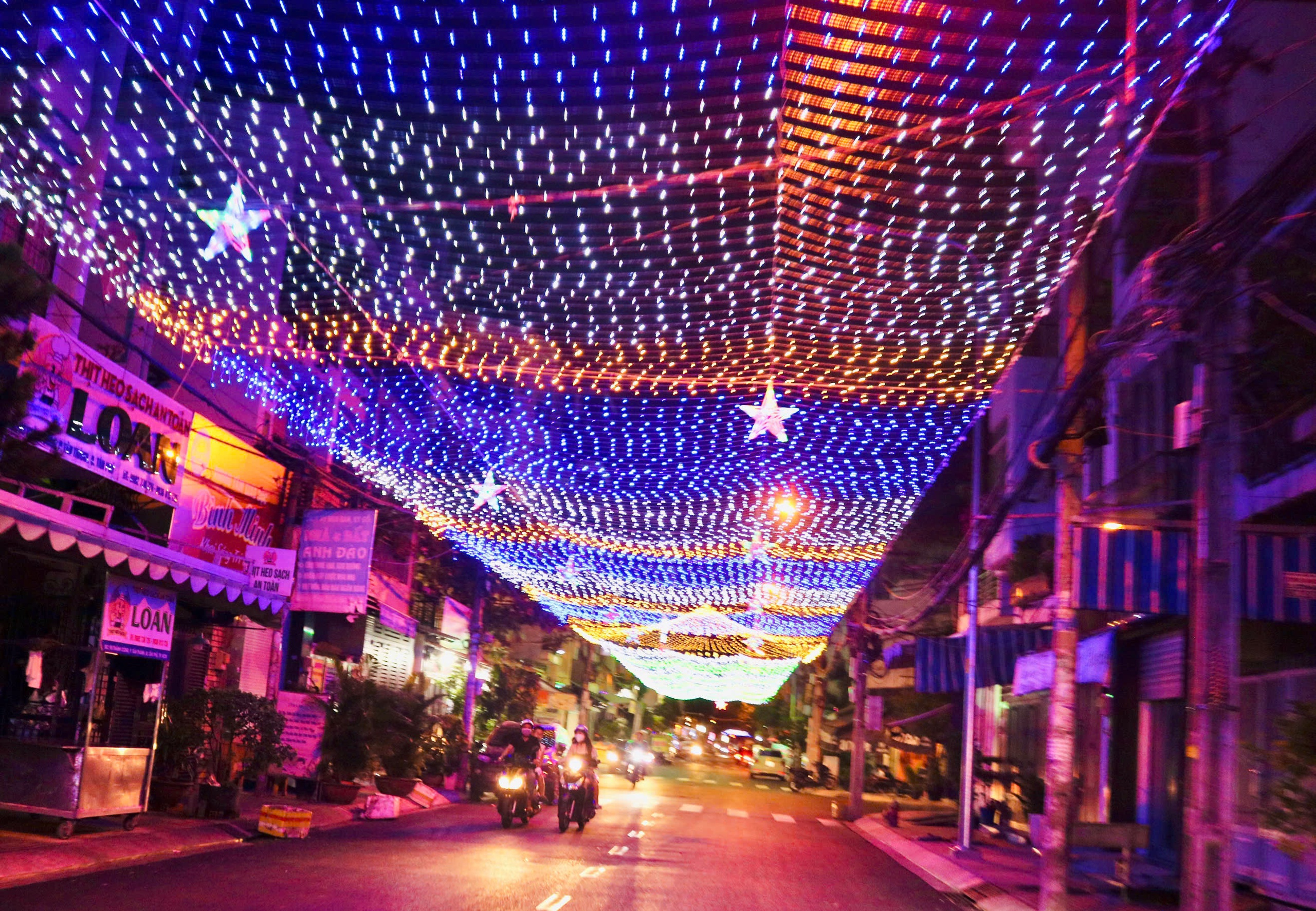 Nhiều ng&otilde; hẻm, tuyến đường rực s&aacute;ng lung linh bởi hang đ&aacute;, d&acirc;y đ&egrave;n giăng khắp lối - Ảnh 6.