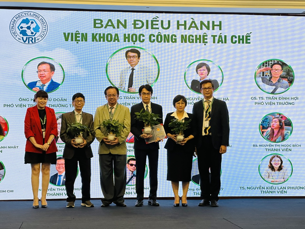 Biến 'gánh ve chai' thành công nghiệp tái chế Việt Nam- Ảnh 1.