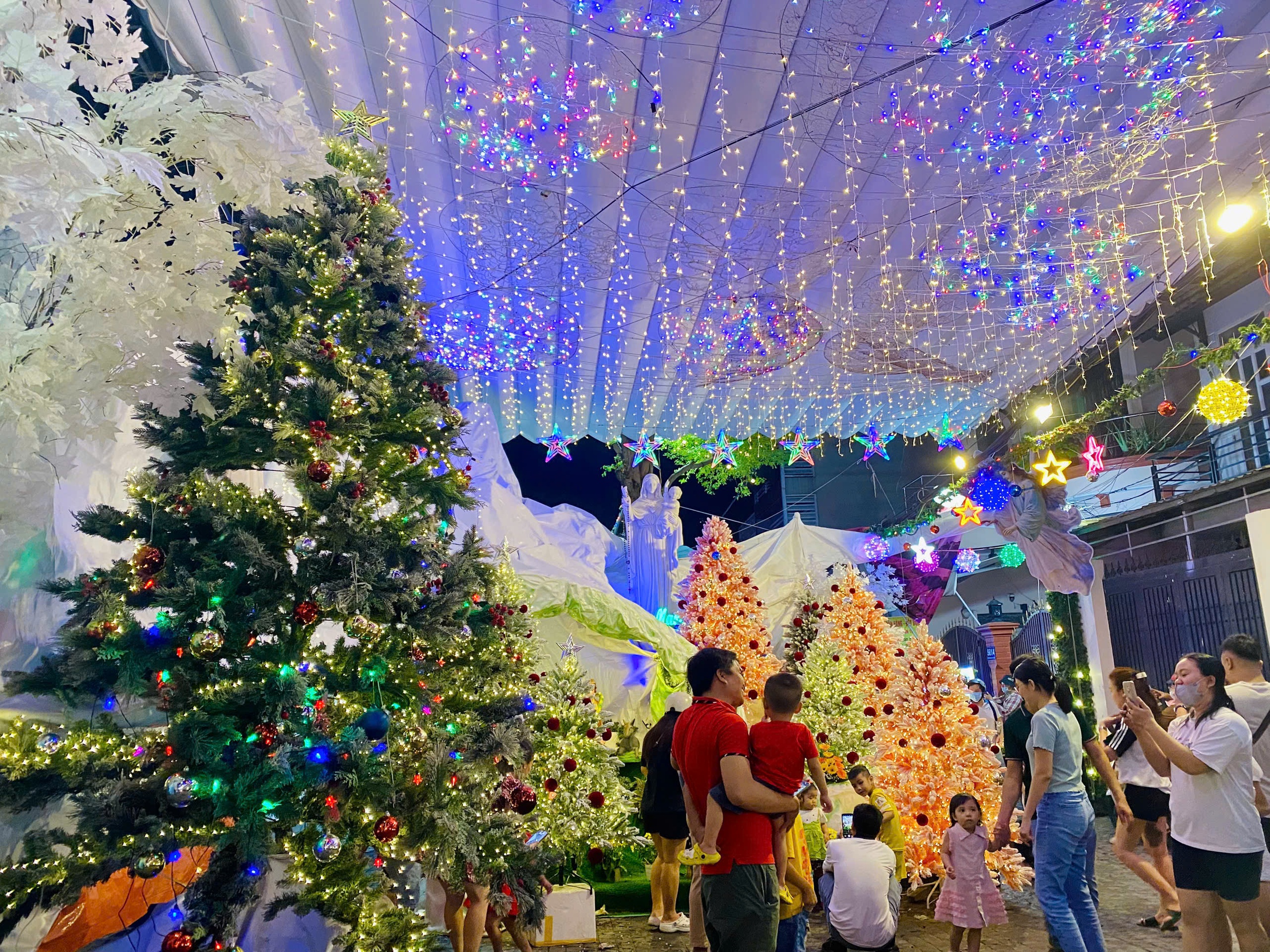 Nhiều ng&otilde; hẻm, tuyến đường rực s&aacute;ng lung linh bởi hang đ&aacute;, d&acirc;y đ&egrave;n giăng khắp lối - Ảnh 8.