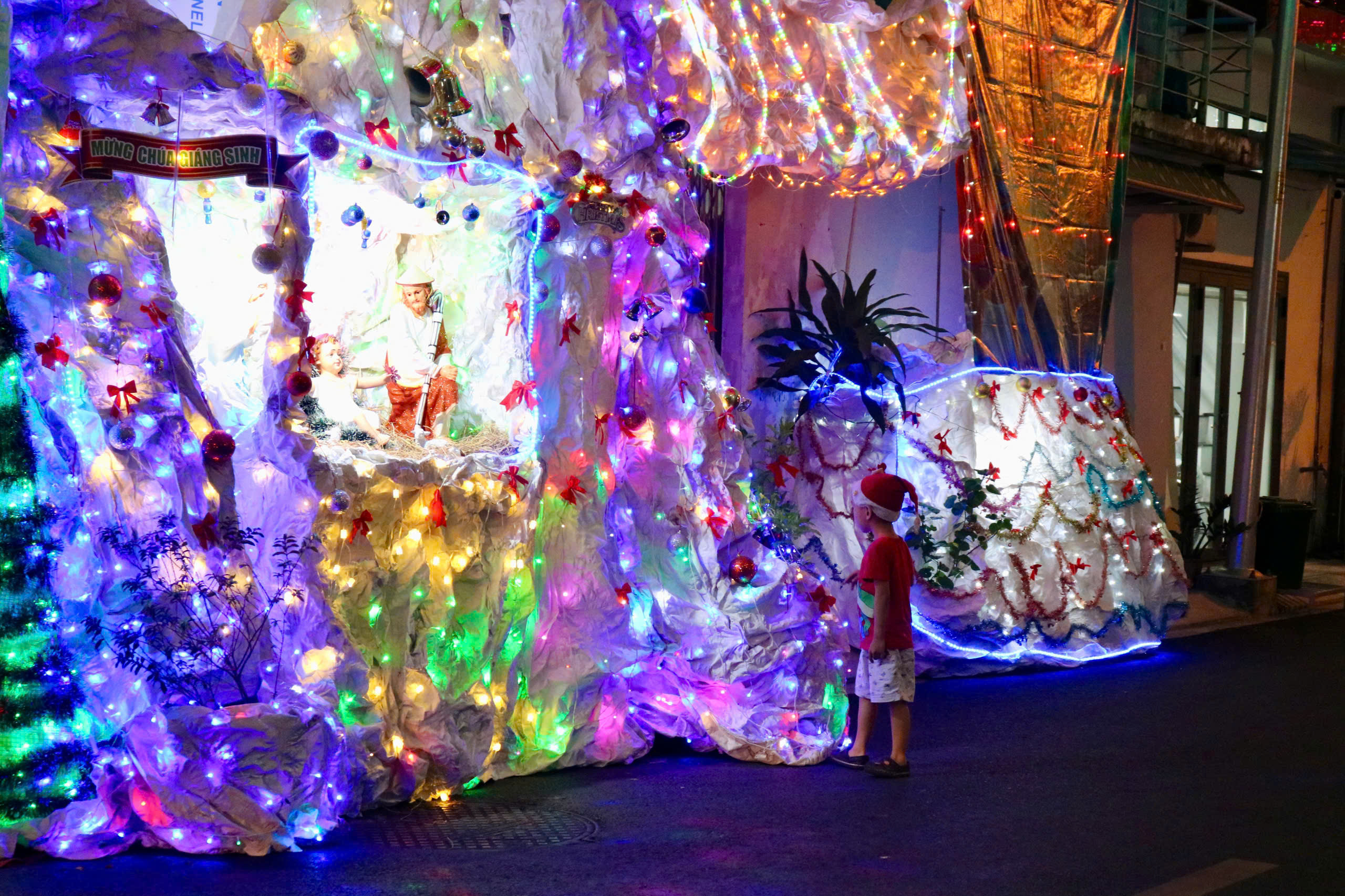 Nhiều ng&otilde; hẻm, tuyến đường rực s&aacute;ng lung linh bởi hang đ&aacute;, d&acirc;y đ&egrave;n giăng khắp lối - Ảnh 1.