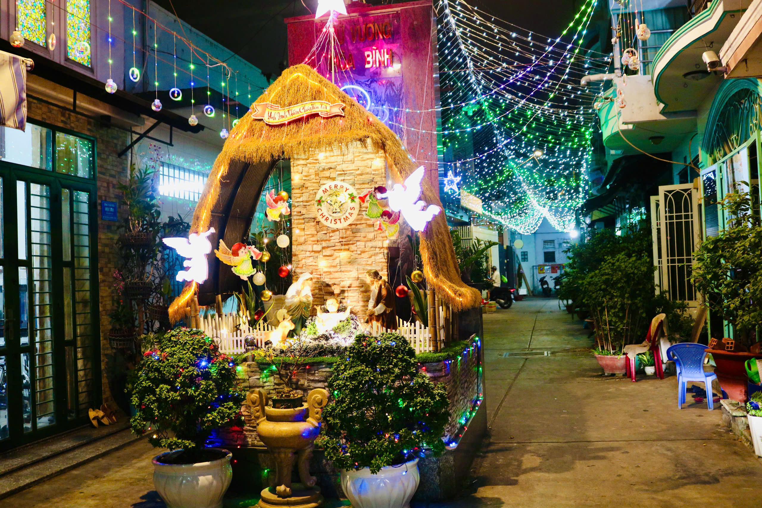 Nhiều ng&otilde; hẻm, tuyến đường rực s&aacute;ng lung linh bởi hang đ&aacute;, d&acirc;y đ&egrave;n giăng khắp lối - Ảnh 3.