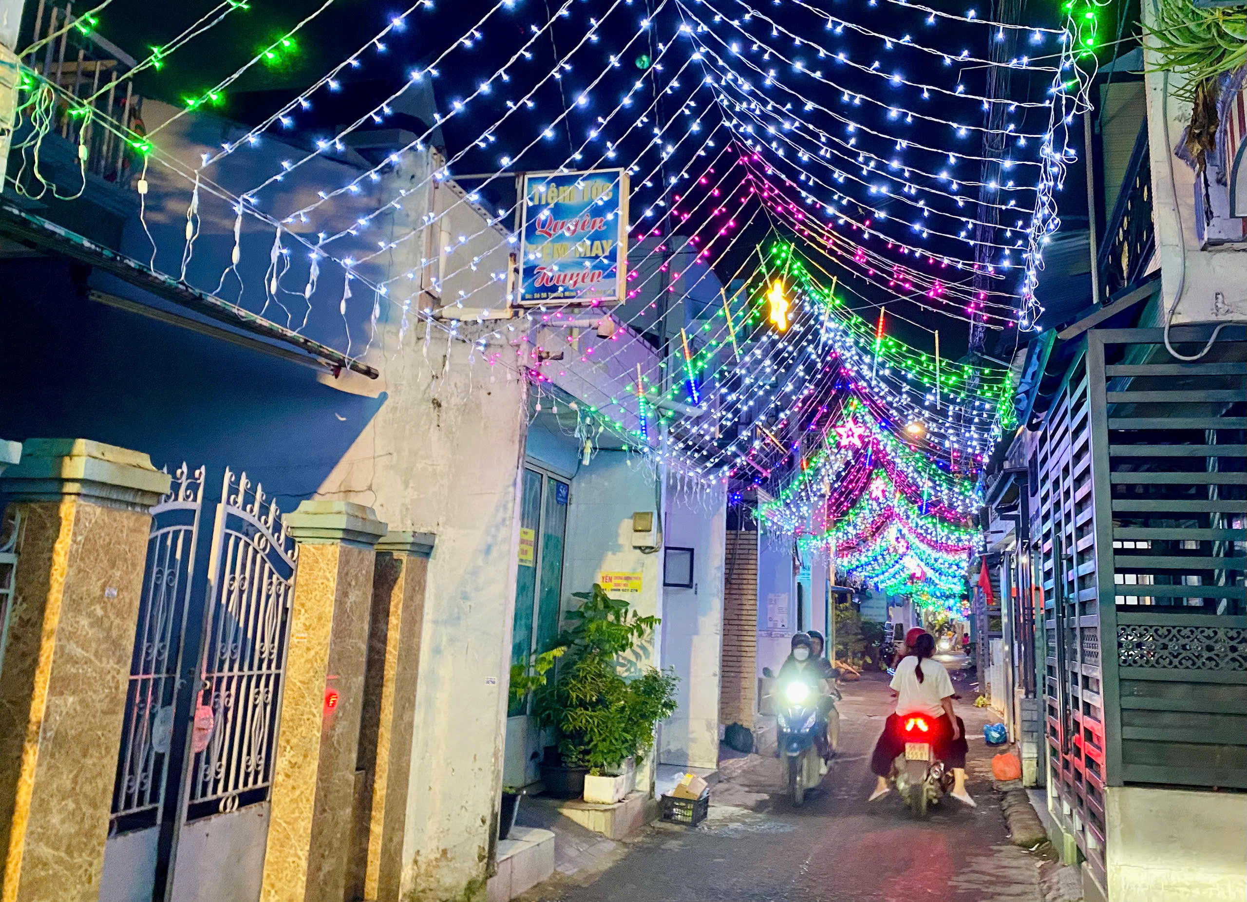 Nhiều ng&otilde; hẻm, tuyến đường rực s&aacute;ng lung linh bởi hang đ&aacute;, d&acirc;y đ&egrave;n giăng khắp lối - Ảnh 10.