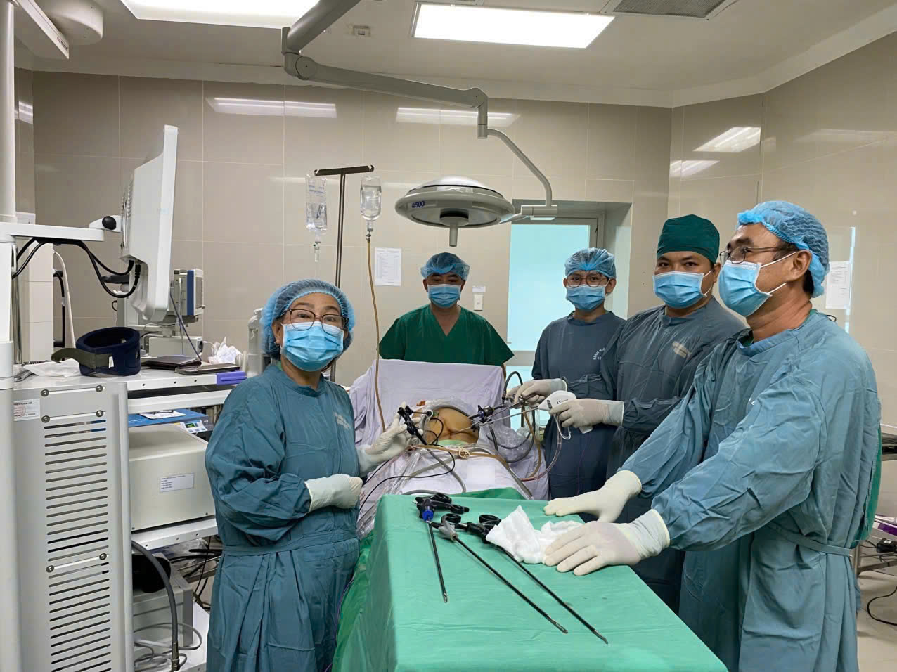 Phẫu Thuật Nội Soi Cắt Khối U Nặng Hơn 6 Kg Cho Nữ Bệnh Nhân 65 Tuổi - Ảnh 1.