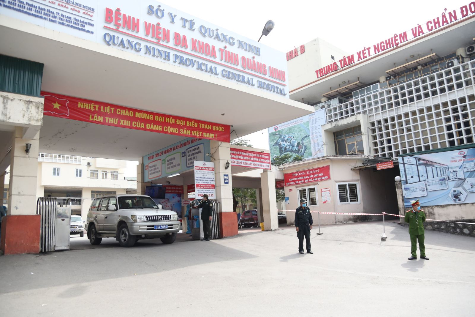 Quảng Ninh giảm hàng loạt giám đốc bệnh viện, trụ sở y tế  - Ảnh 1.