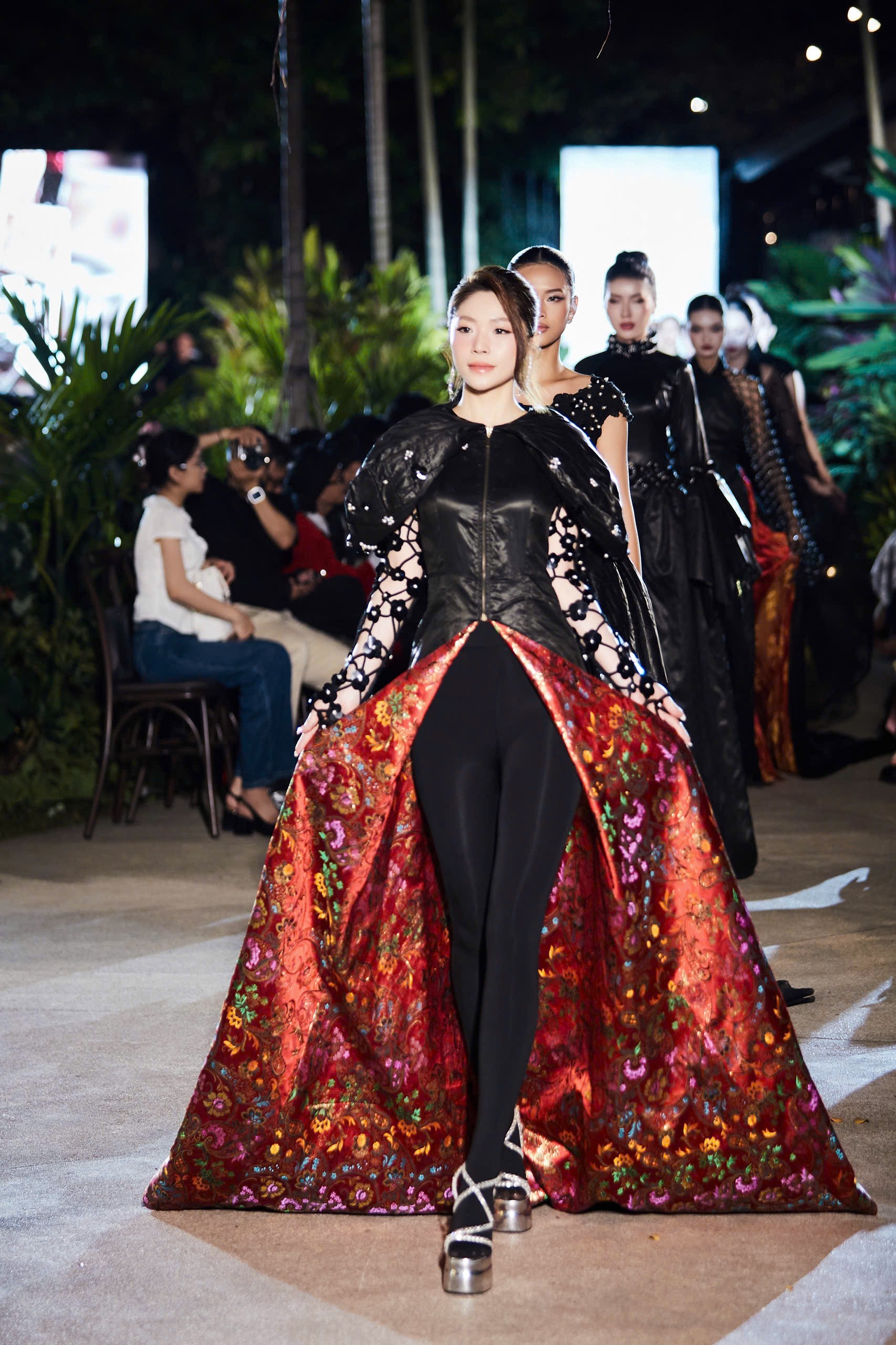 Hoa hậu biết 4 ngoại ngữ diễn thời trang cùng NSND danh tiếng - Ảnh 2.