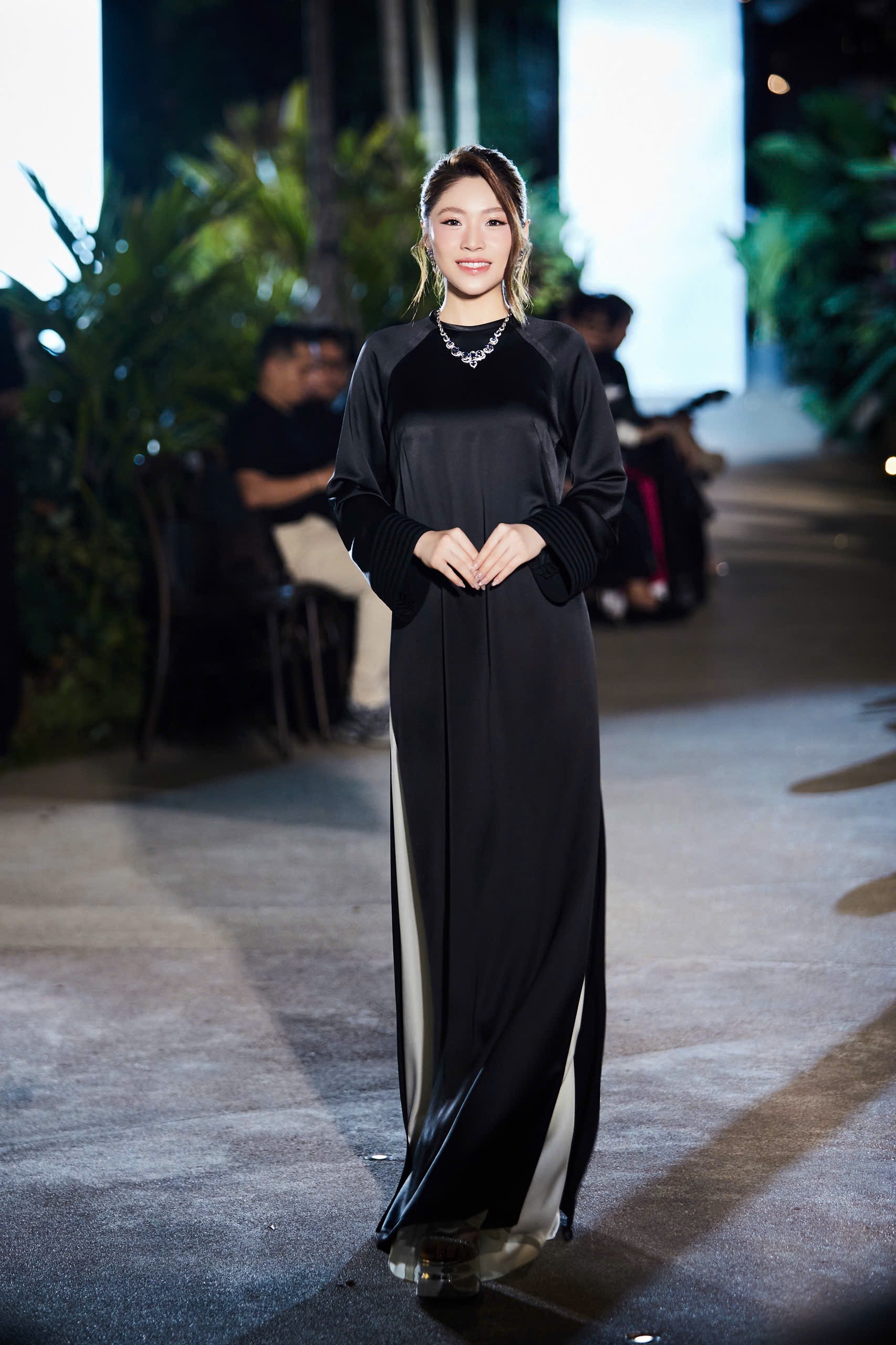 Hoa hậu biết 4 ngoại ngữ diễn thời trang cùng NSND danh tiếng - Ảnh 5.