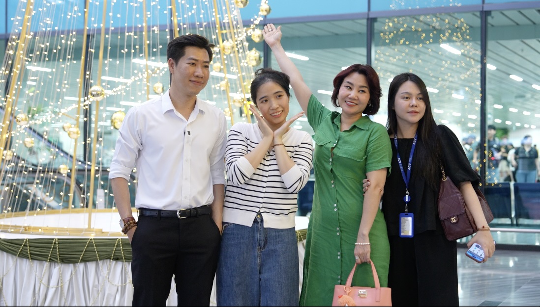 Kh&ocirc;ng gian Gi&aacute;ng sinh rực rỡ tại T&acirc;n Sơn Nhất thu h&uacute;t h&agrave;nh kh&aacute;ch đ&oacute;n Noel - Ảnh 1.