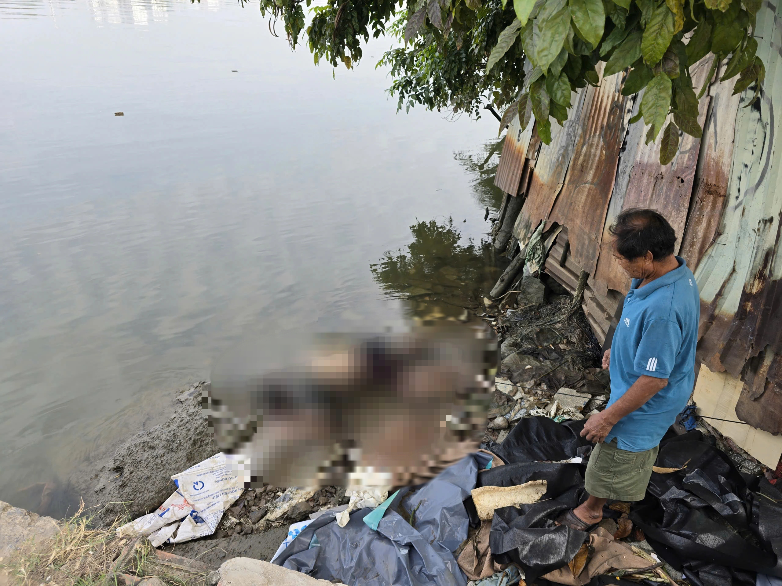 TP.HCM: Phát hiện thi thể nam giới trôi vào nhà dân ven sông Sài Gòn - Ảnh 1.