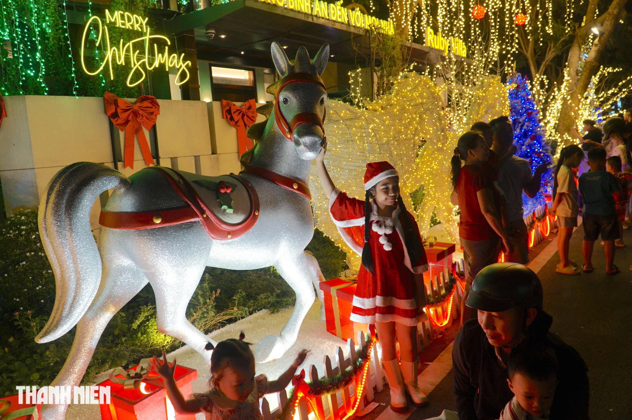 Biệt thự ở Ph&uacute; Mỹ Hưng rực rỡ trước Gi&aacute;ng sinh, người d&acirc;n th&iacute;ch th&uacute; chụp h&igrave;nh - Ảnh 7.