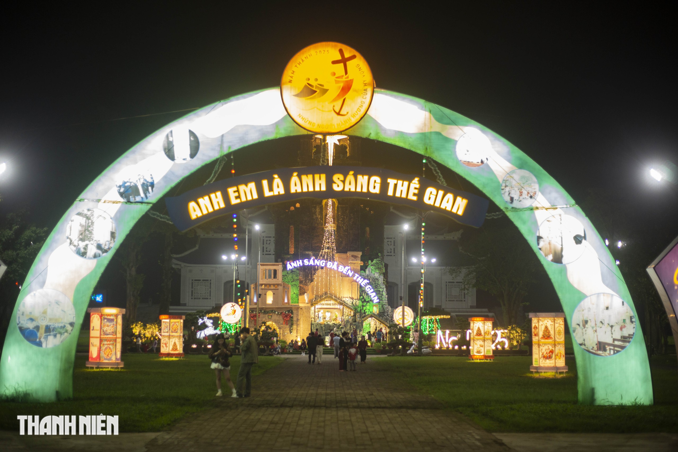 La Vang lung linh m&ugrave;a Gi&aacute;ng sinh- Ảnh 1.