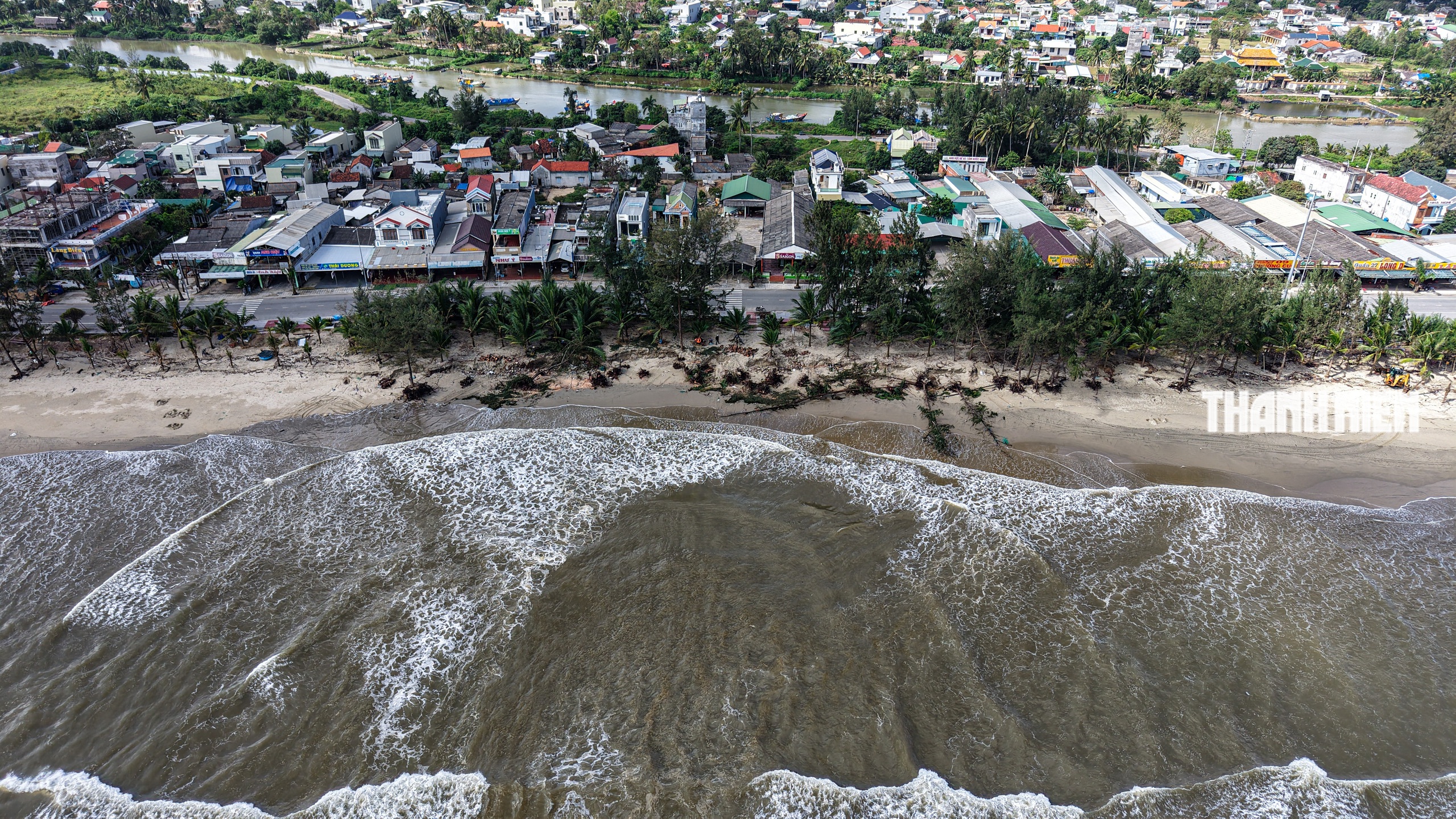 B&atilde;i biển đẹp nhất Quảng Ng&atilde;i tan hoang v&igrave; triều cường x&acirc;m thực - Ảnh 1.