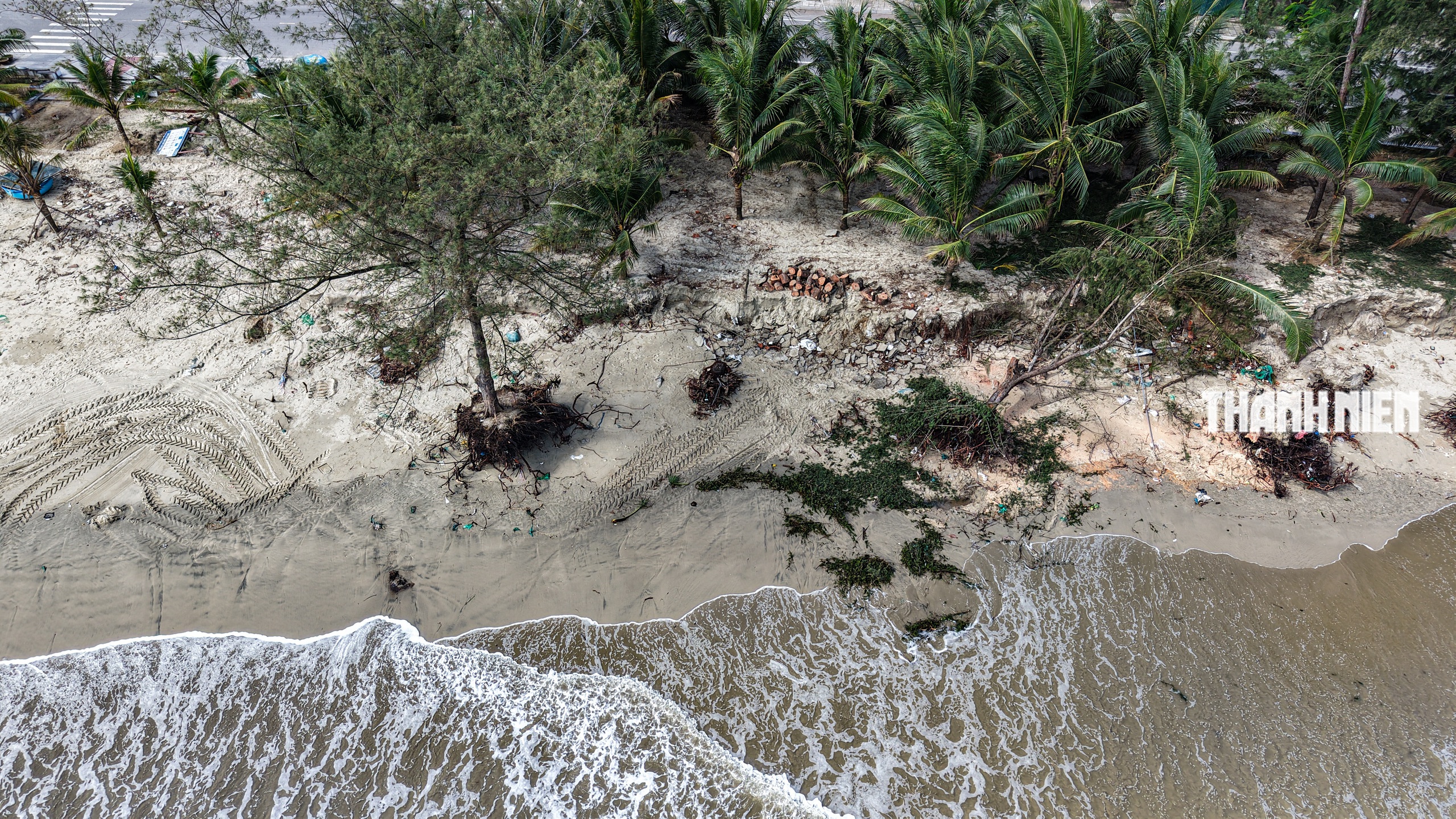 B&atilde;i biển đẹp nhất Quảng Ng&atilde;i tan hoang v&igrave; triều cường x&acirc;m thực - Ảnh 5.