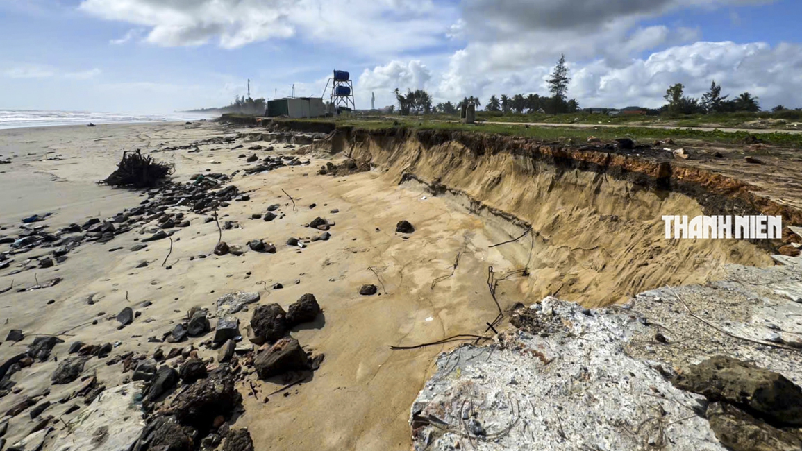 B&atilde;i biển đẹp nhất Quảng Ng&atilde;i tan hoang v&igrave; triều cường x&acirc;m thực - Ảnh 11.