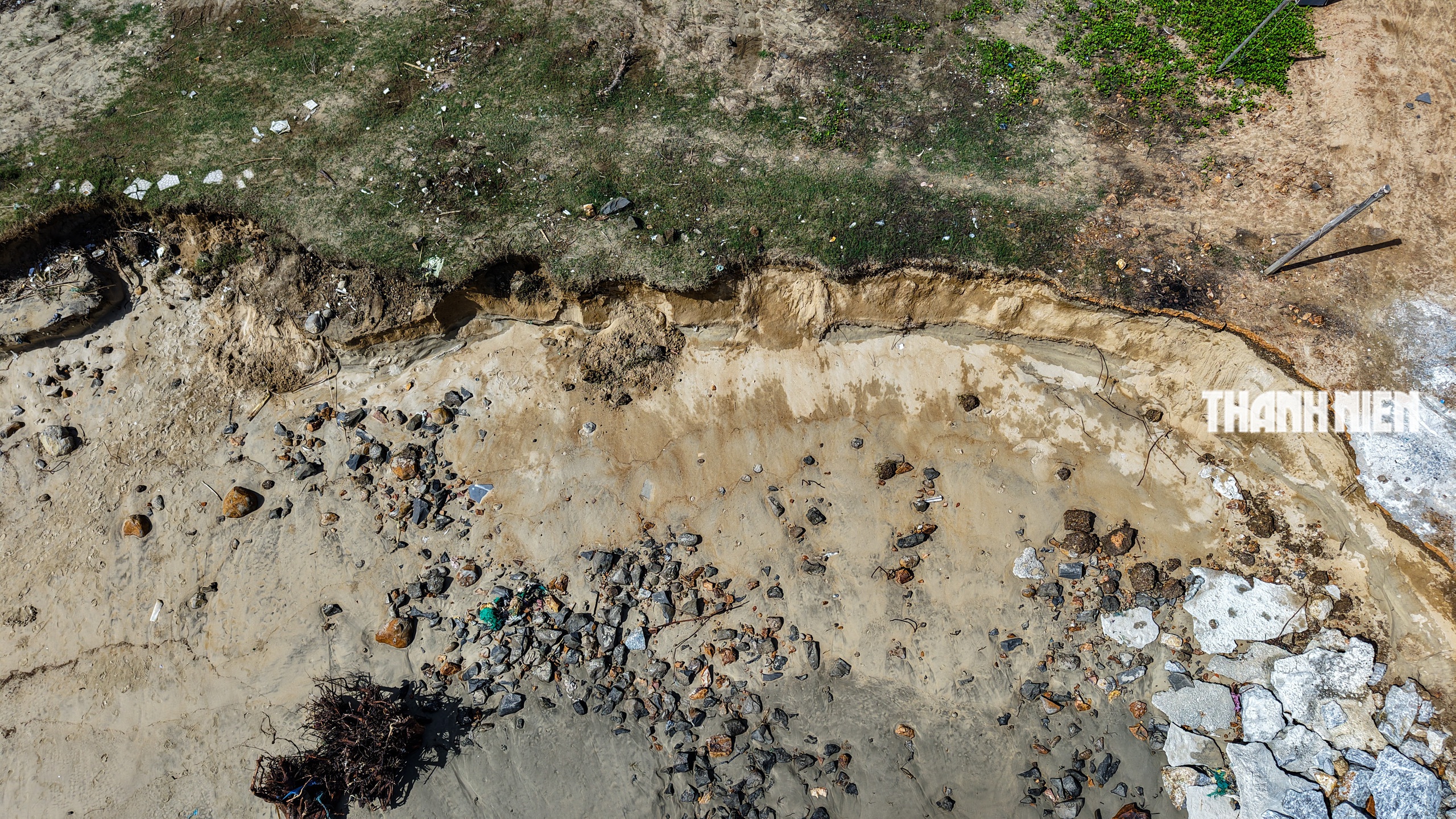 B&atilde;i biển đẹp nhất Quảng Ng&atilde;i tan hoang v&igrave; triều cường x&acirc;m thực - Ảnh 3.