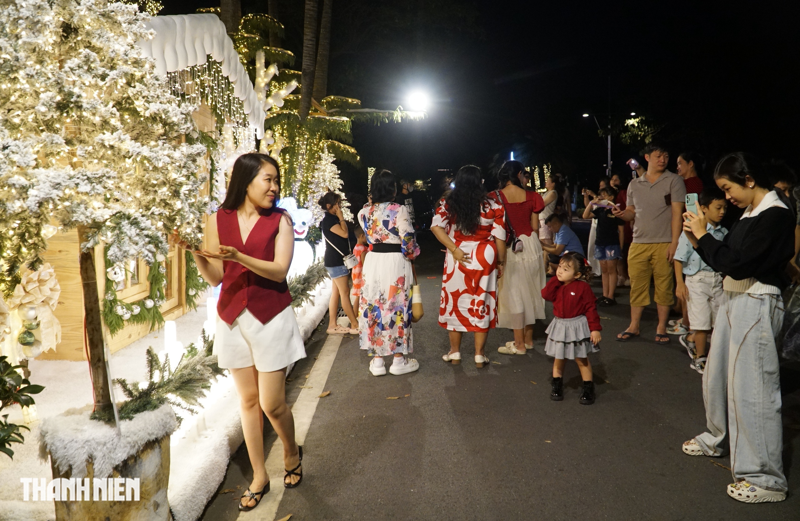 Biệt thự ở Ph&uacute; Mỹ Hưng rực rỡ trước Gi&aacute;ng sinh, người d&acirc;n th&iacute;ch th&uacute; chụp h&igrave;nh - Ảnh 10.