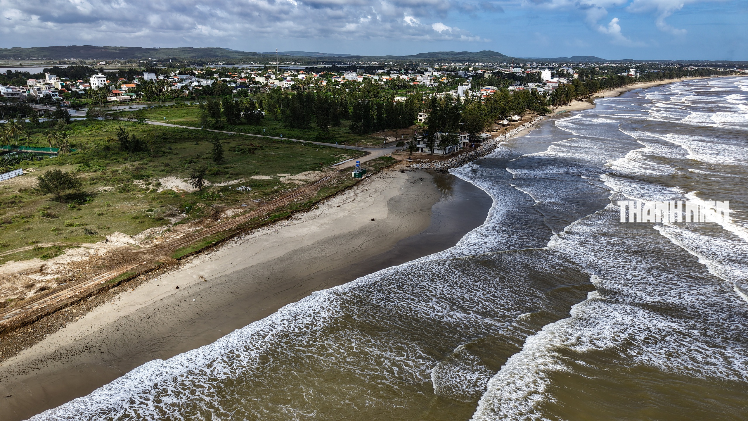B&atilde;i biển đẹp nhất Quảng Ng&atilde;i tan hoang v&igrave; triều cường x&acirc;m thực - Ảnh 9.