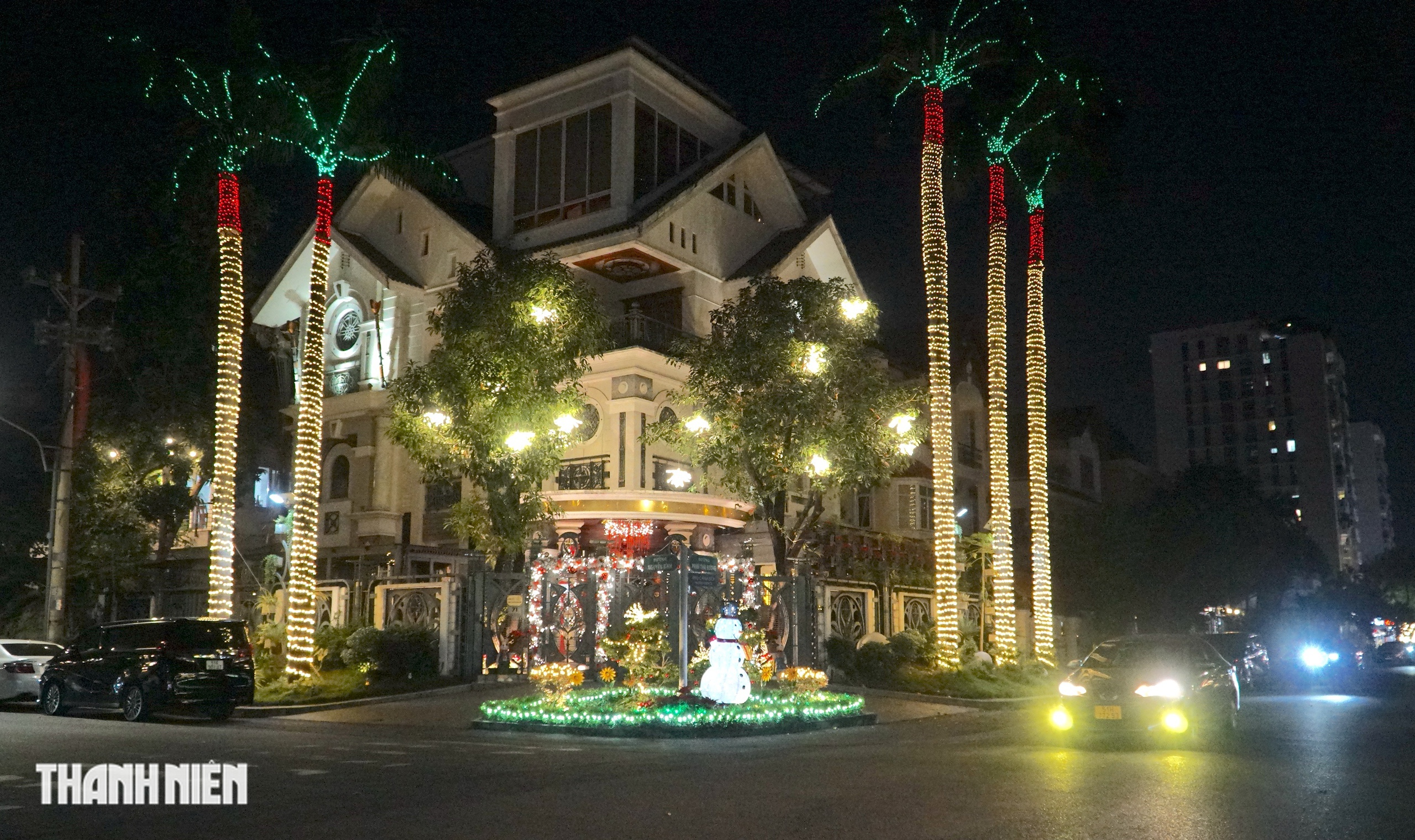 Biệt thự ở Ph&uacute; Mỹ Hưng rực rỡ trước Gi&aacute;ng sinh, người d&acirc;n th&iacute;ch th&uacute; chụp h&igrave;nh - Ảnh 2.