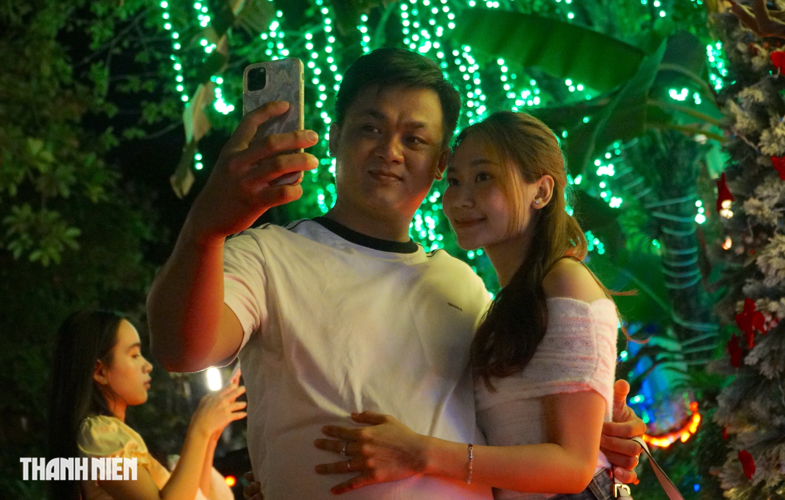 Biệt thự ở Ph&uacute; Mỹ Hưng rực rỡ trước Gi&aacute;ng sinh, người d&acirc;n th&iacute;ch th&uacute; chụp h&igrave;nh - Ảnh 9.