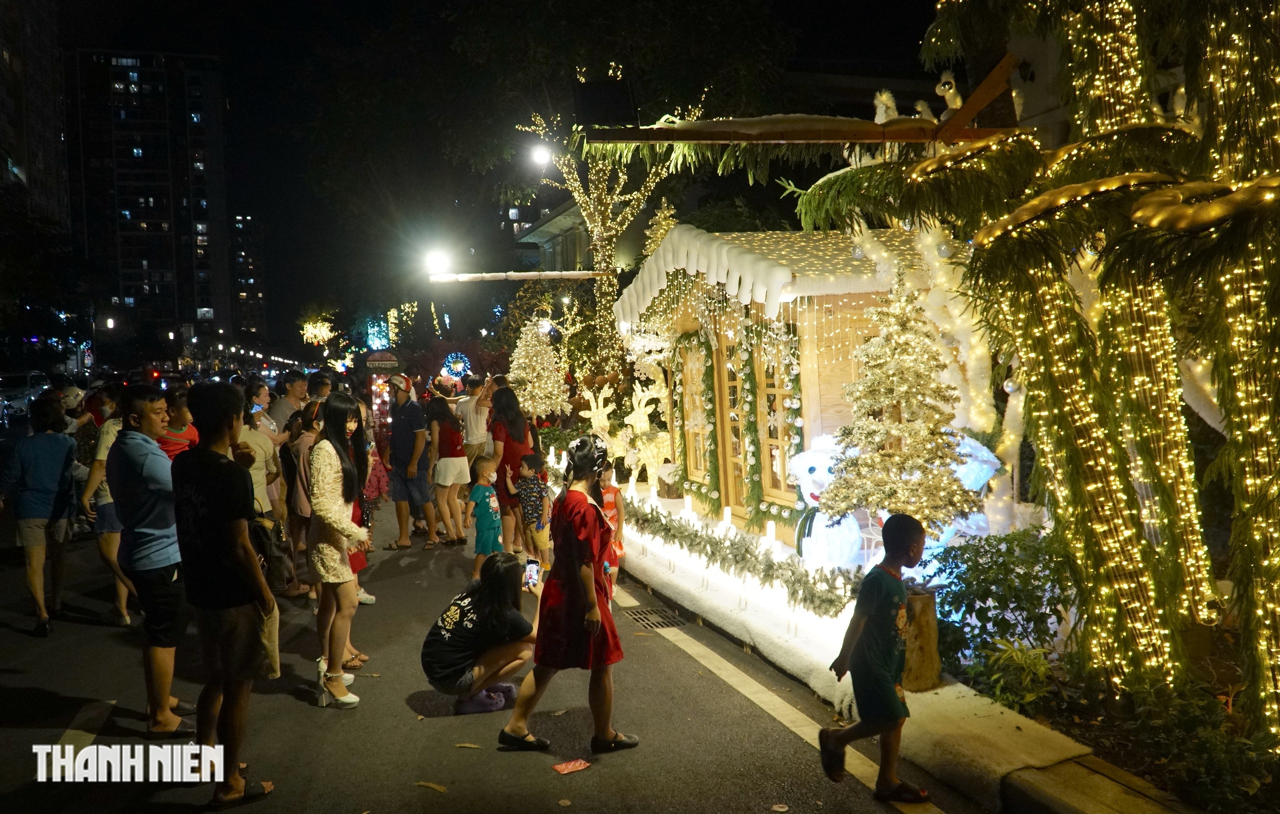 Biệt thự ở Ph&uacute; Mỹ Hưng rực rỡ trước Gi&aacute;ng sinh, người d&acirc;n th&iacute;ch th&uacute; chụp h&igrave;nh - Ảnh 3.