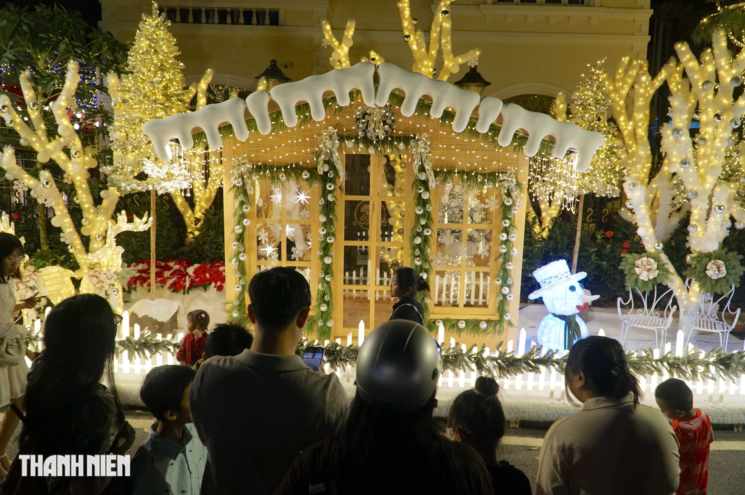 Biệt thự ở Ph&uacute; Mỹ Hưng rực rỡ trước Gi&aacute;ng sinh, người d&acirc;n th&iacute;ch th&uacute; chụp h&igrave;nh - Ảnh 4.