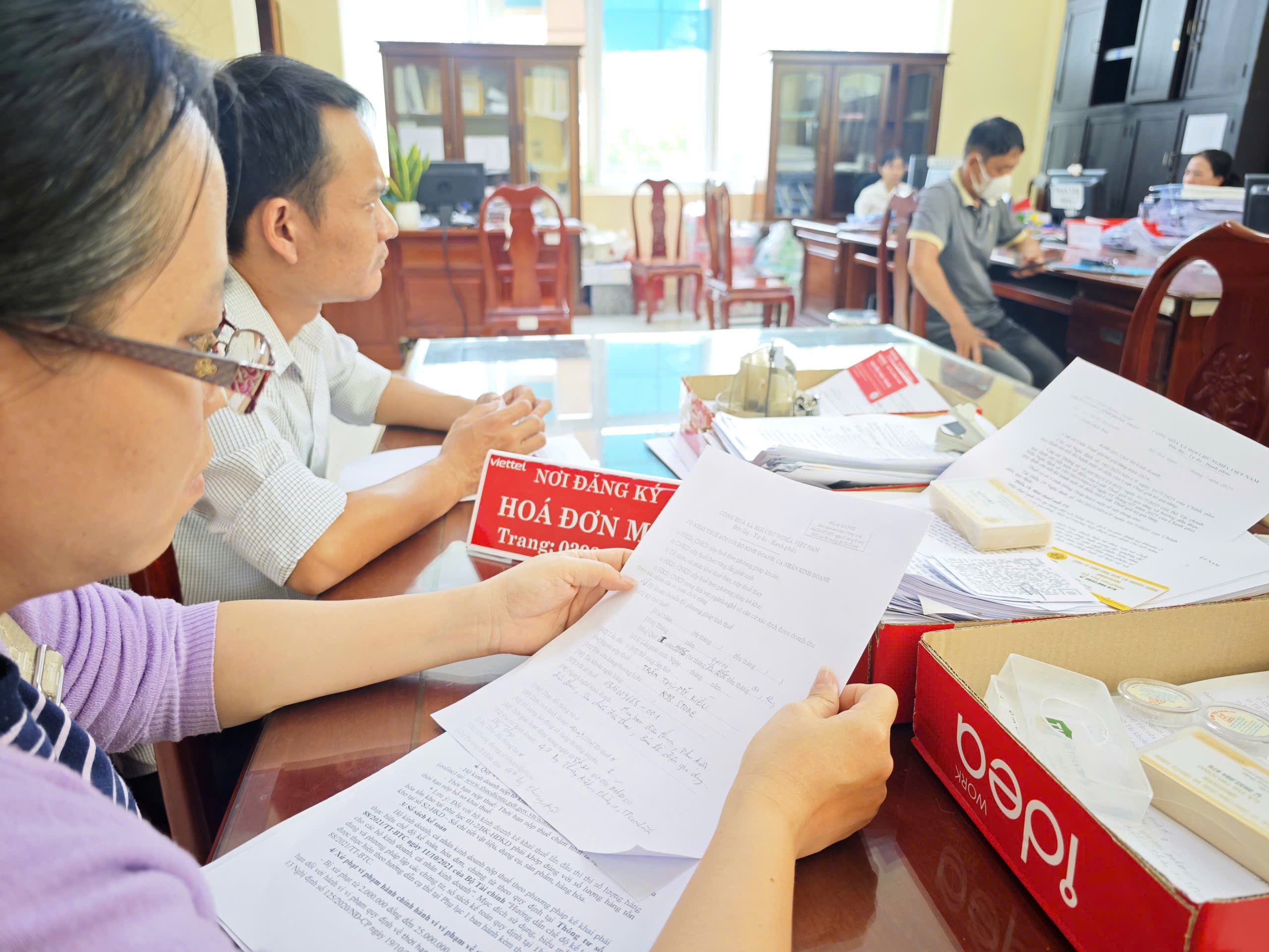 Nợ thuế hơn 56.000 đồng vào diện sẽ áp dụng biện pháp tạm hoãn xuất cảnh - Ảnh 1.