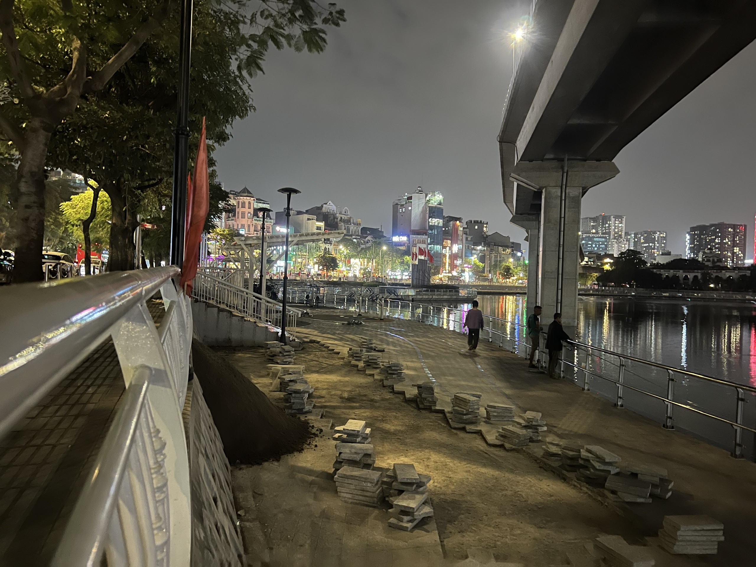 Đường đi bộ hồ Đống Đa bị đục nham nhở khi vừa mặc '&aacute;o mới' 290 tỉ - Ảnh 1.