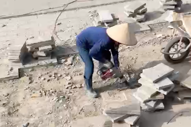 Đường đi bộ hồ Đống Đa bị đục nham nhở khi vừa mặc '&aacute;o mới' 290 tỉ - Ảnh 2.