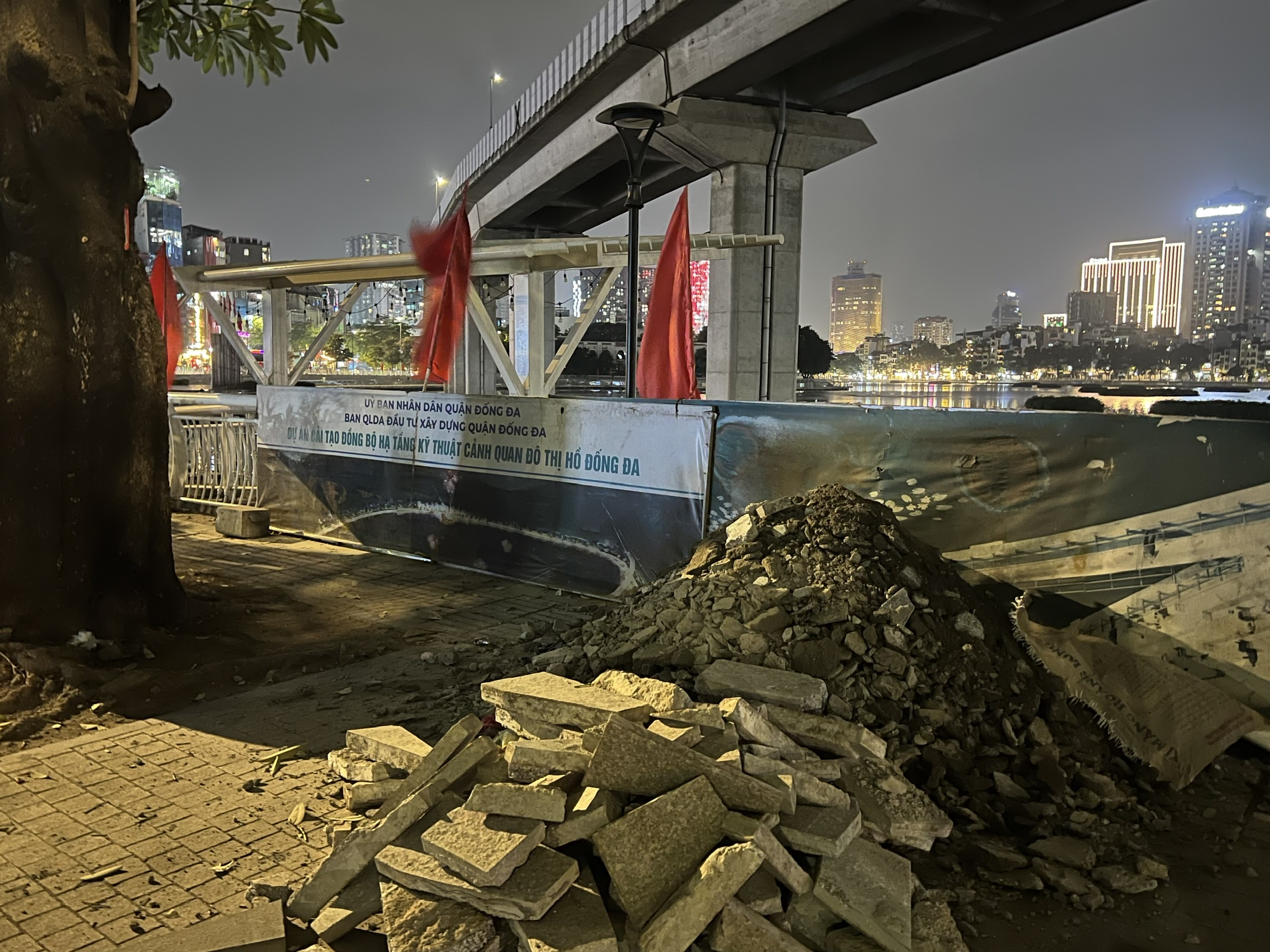 Đường đi bộ hồ Đống Đa bị đục nham nhở khi vừa mặc '&aacute;o mới' 290 tỉ - Ảnh 5.