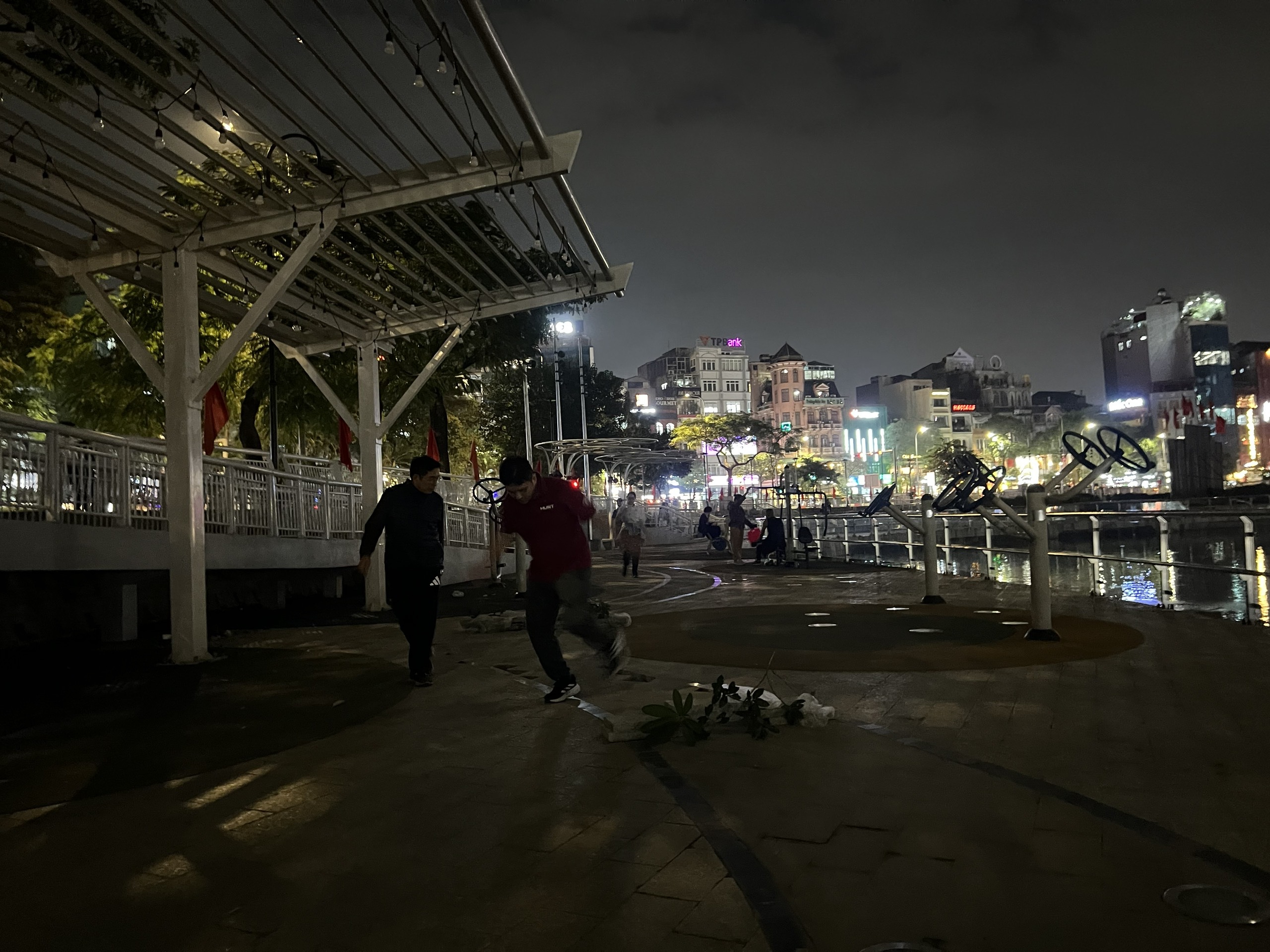 Đường đi bộ hồ Đống Đa bị đục nham nhở khi vừa mặc '&aacute;o mới' 290 tỉ - Ảnh 3.