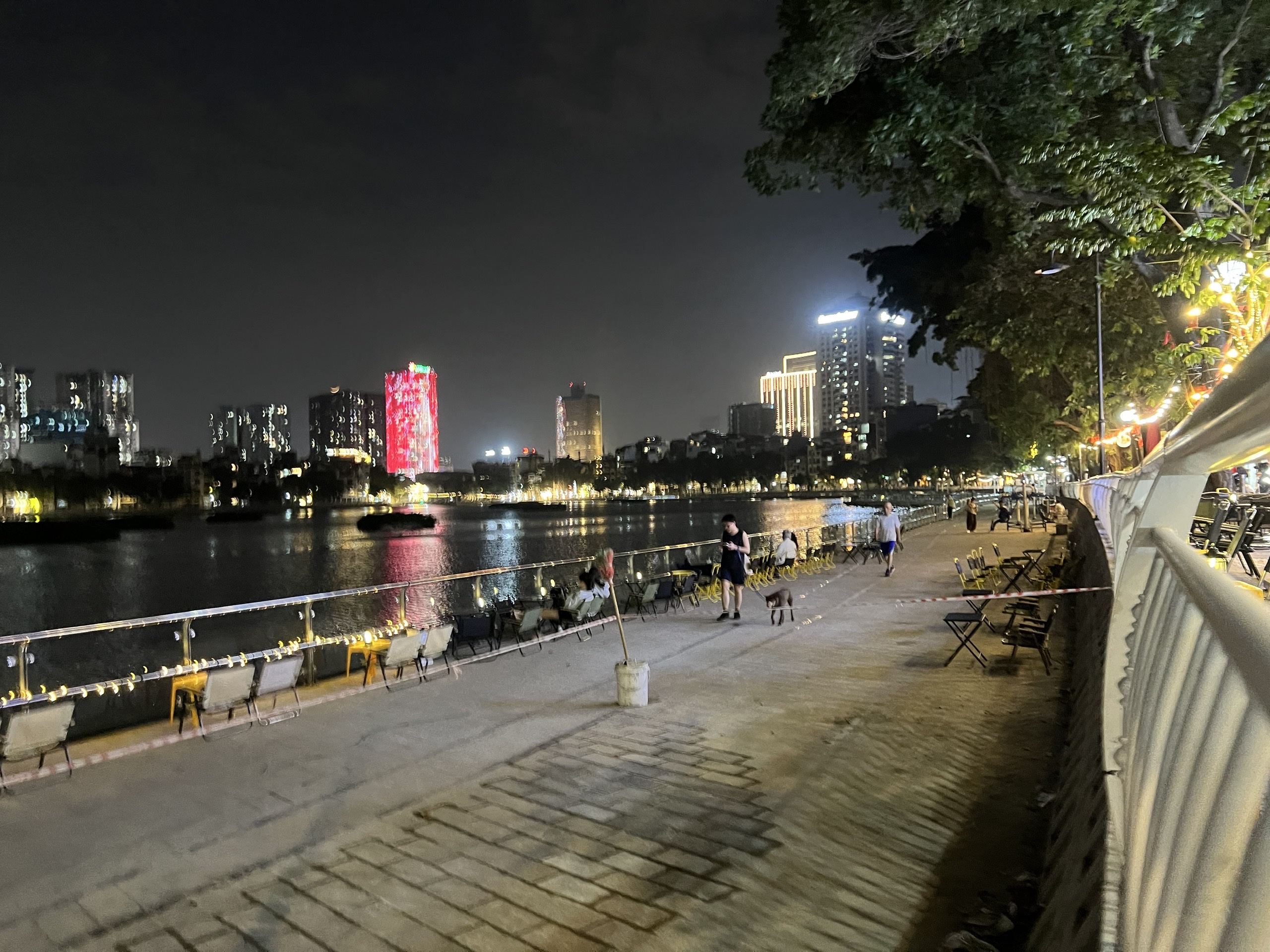 Đường đi bộ hồ Đống Đa bị đục nham nhở khi vừa mặc '&aacute;o mới' 290 tỉ - Ảnh 7.