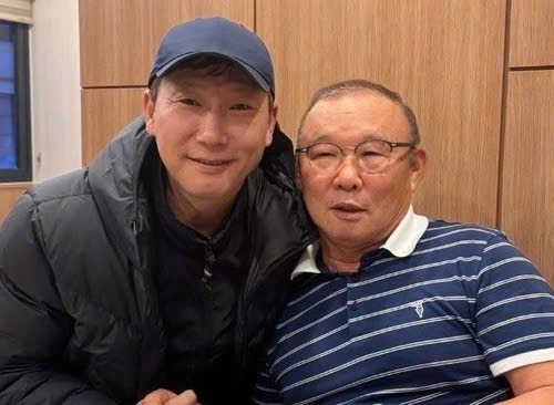 HLV Kim Sang-sik d&ugrave;ng từ 'vĩ đại' để ca ngợi nh&acirc;n vật đ&atilde; th&agrave;nh huyền thoại tại Việt Nam- Ảnh 1.