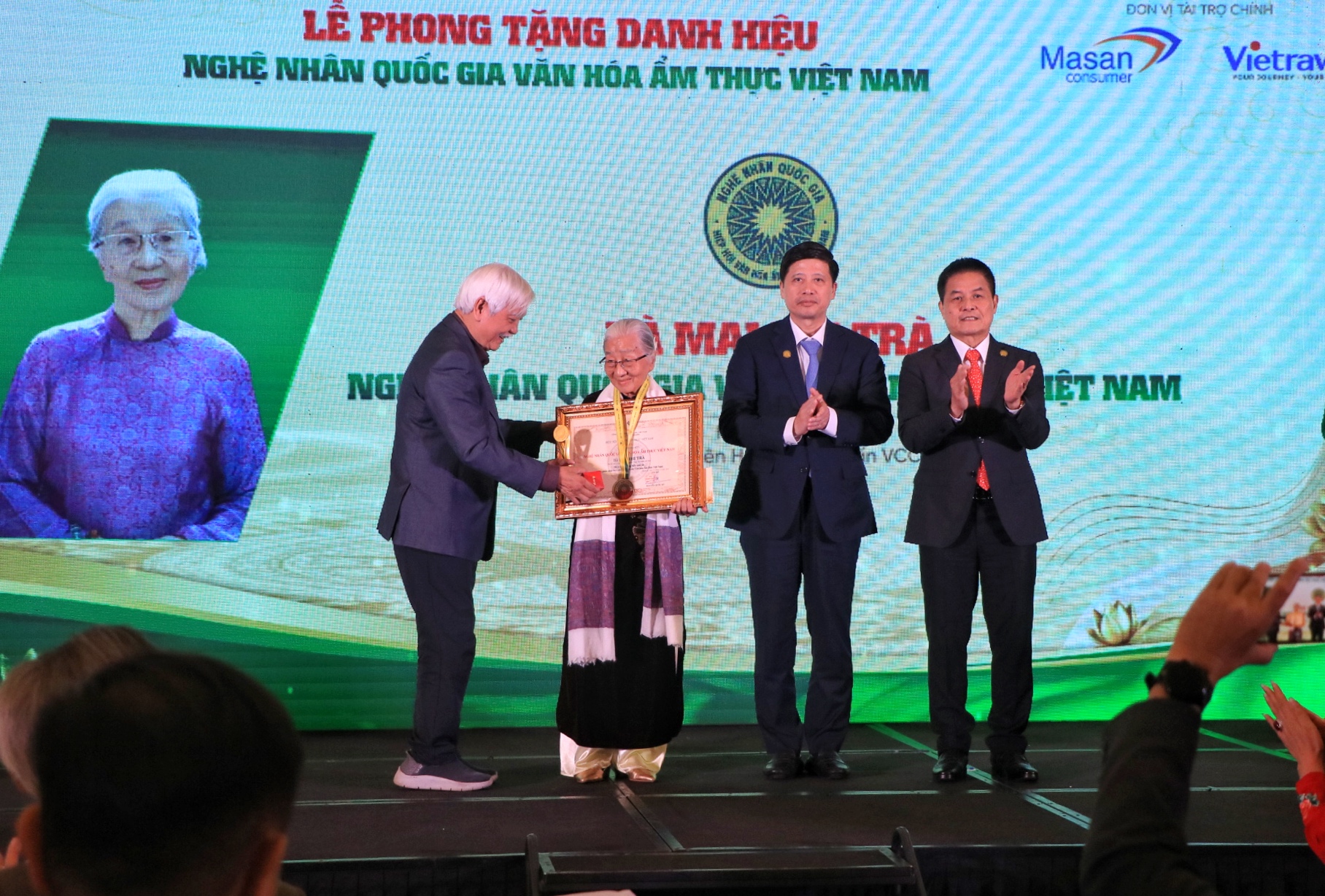 Nghệ nh&acirc;n ẩm thực U.100 x&uacute;c động khi được phong tặng danh hiệu đặc biệt tại TP.HCM- Ảnh 1.