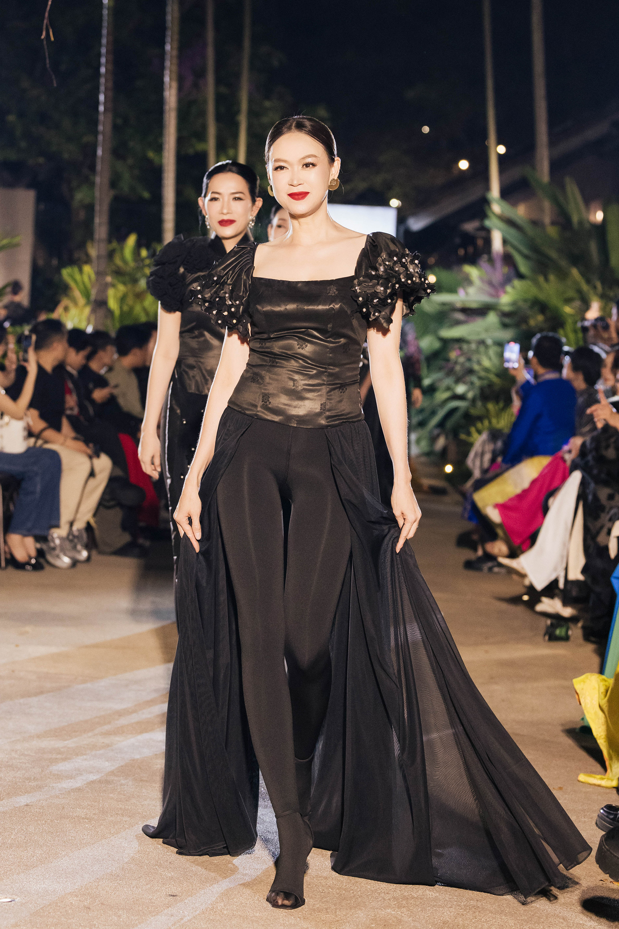 Hoa hậu biết 4 ngoại ngữ diễn thời trang cùng NSND danh tiếng - Ảnh 9.