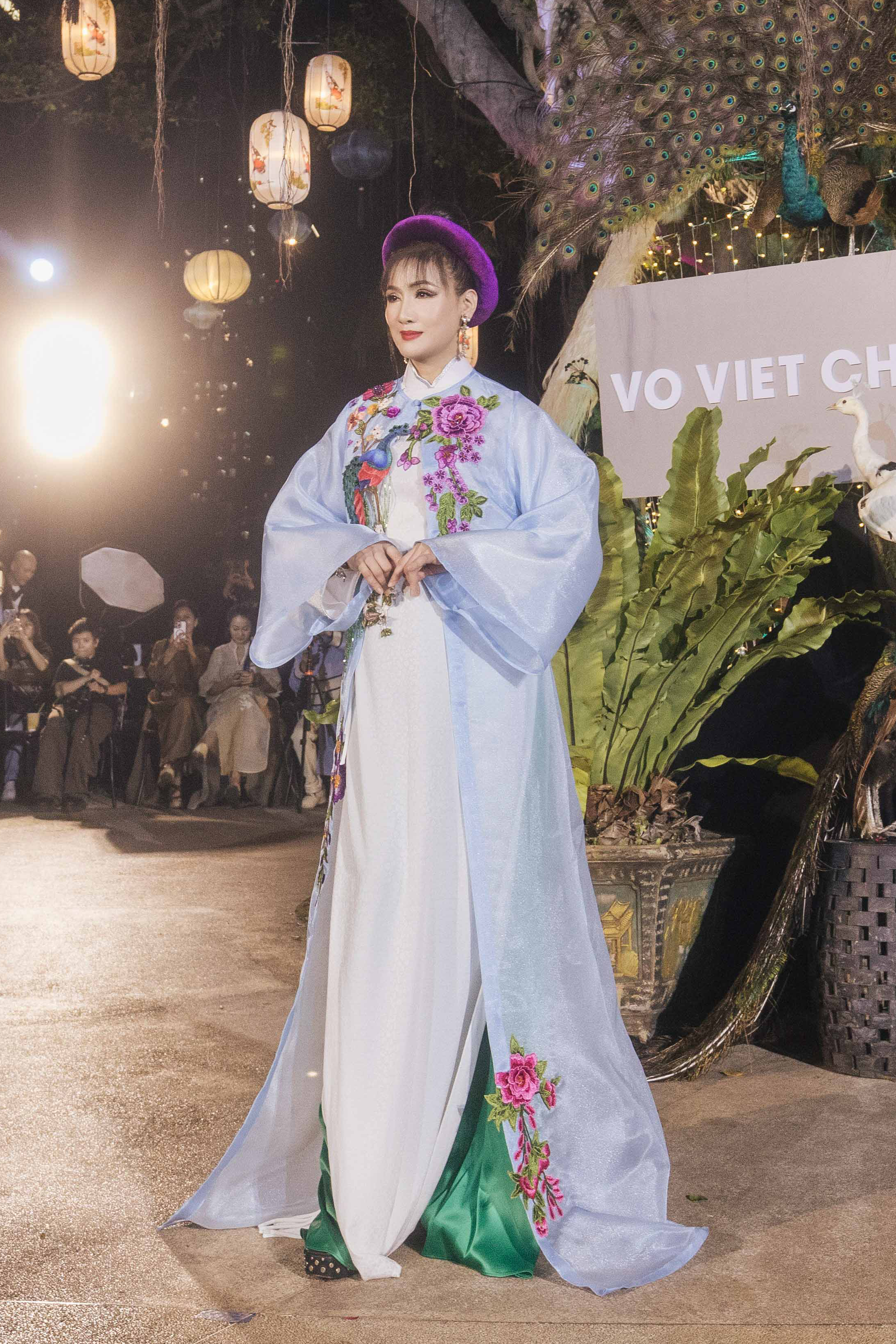 Hoa hậu biết 4 ngoại ngữ diễn thời trang cùng NSND danh tiếng - Ảnh 7.