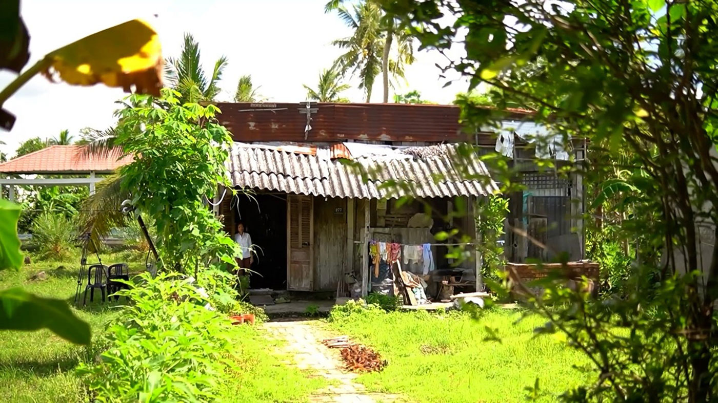 U60 đơn thân sống nơm nớp trong căn nhà chờ sập- Ảnh 1.