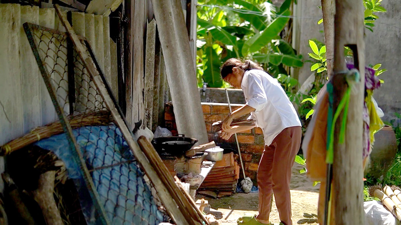 U60 đơn thân sống nơm nớp trong căn nhà chờ sập- Ảnh 2.