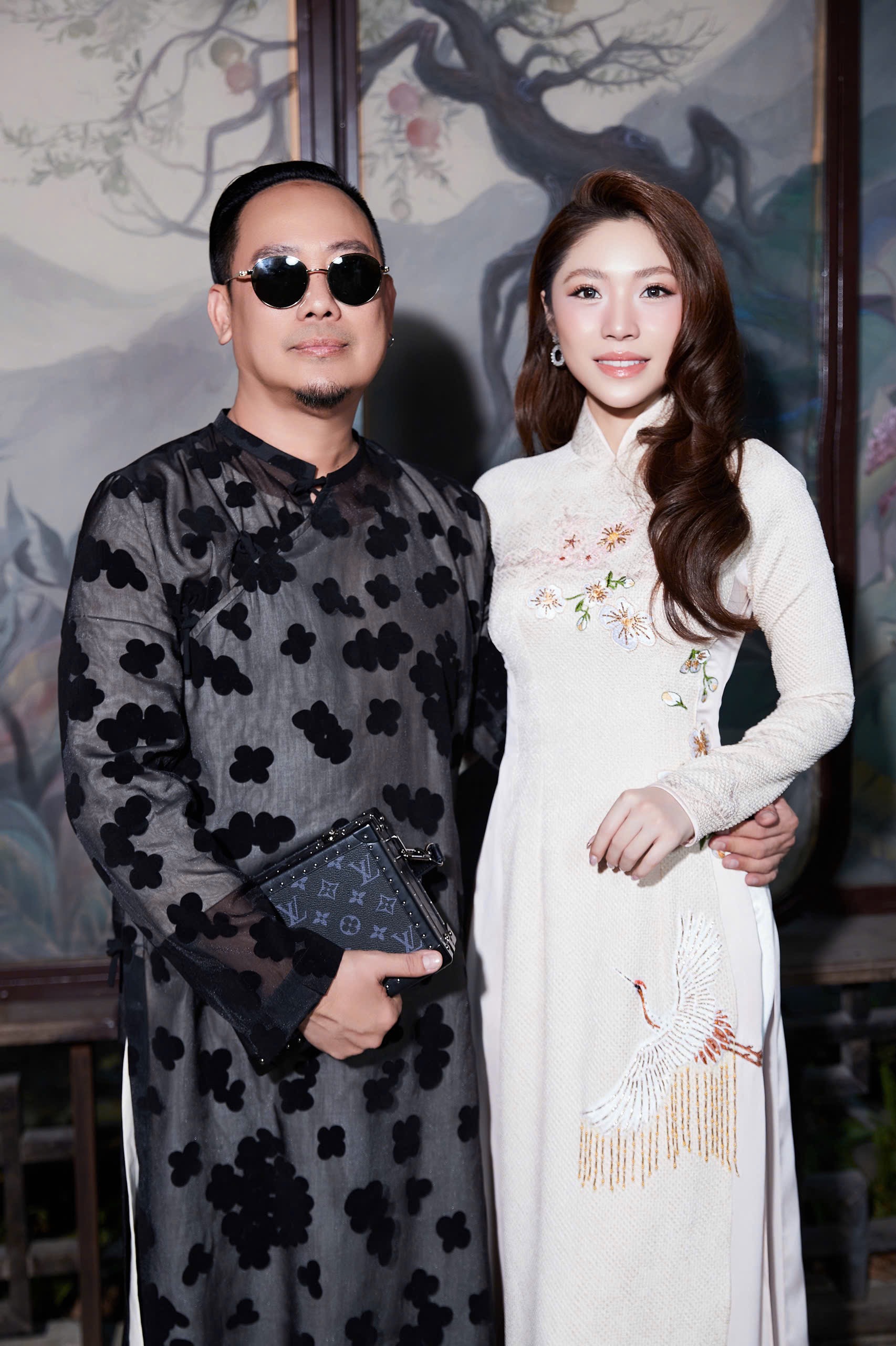 Hoa hậu biết 4 ngoại ngữ diễn thời trang cùng NSND danh tiếng - Ảnh 1.