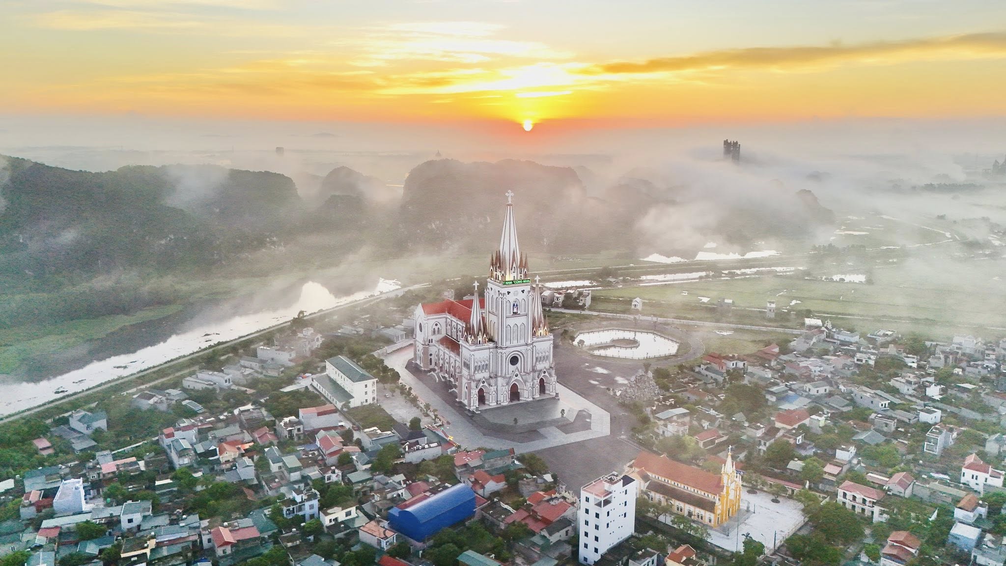 Vẻ đẹp của nh&agrave; thờ gi&aacute;o xứ L&atilde;ng V&acirc;n b&ecirc;n đầm ngập nước V&acirc;n Long - Ảnh 2.