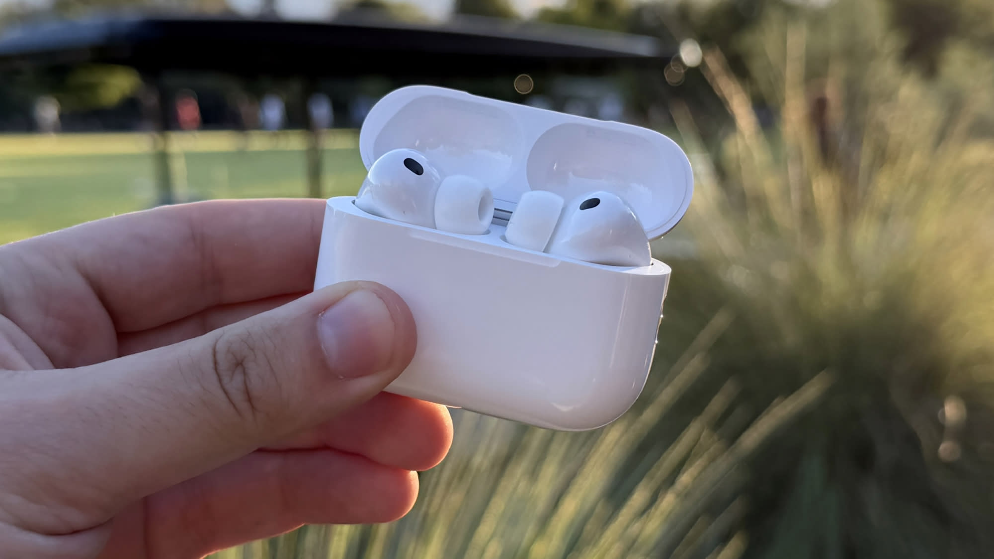 iOS 26.3 giúp iPhone kết nối với mọi tai nghe nhanh như AirPods - Ảnh 1.