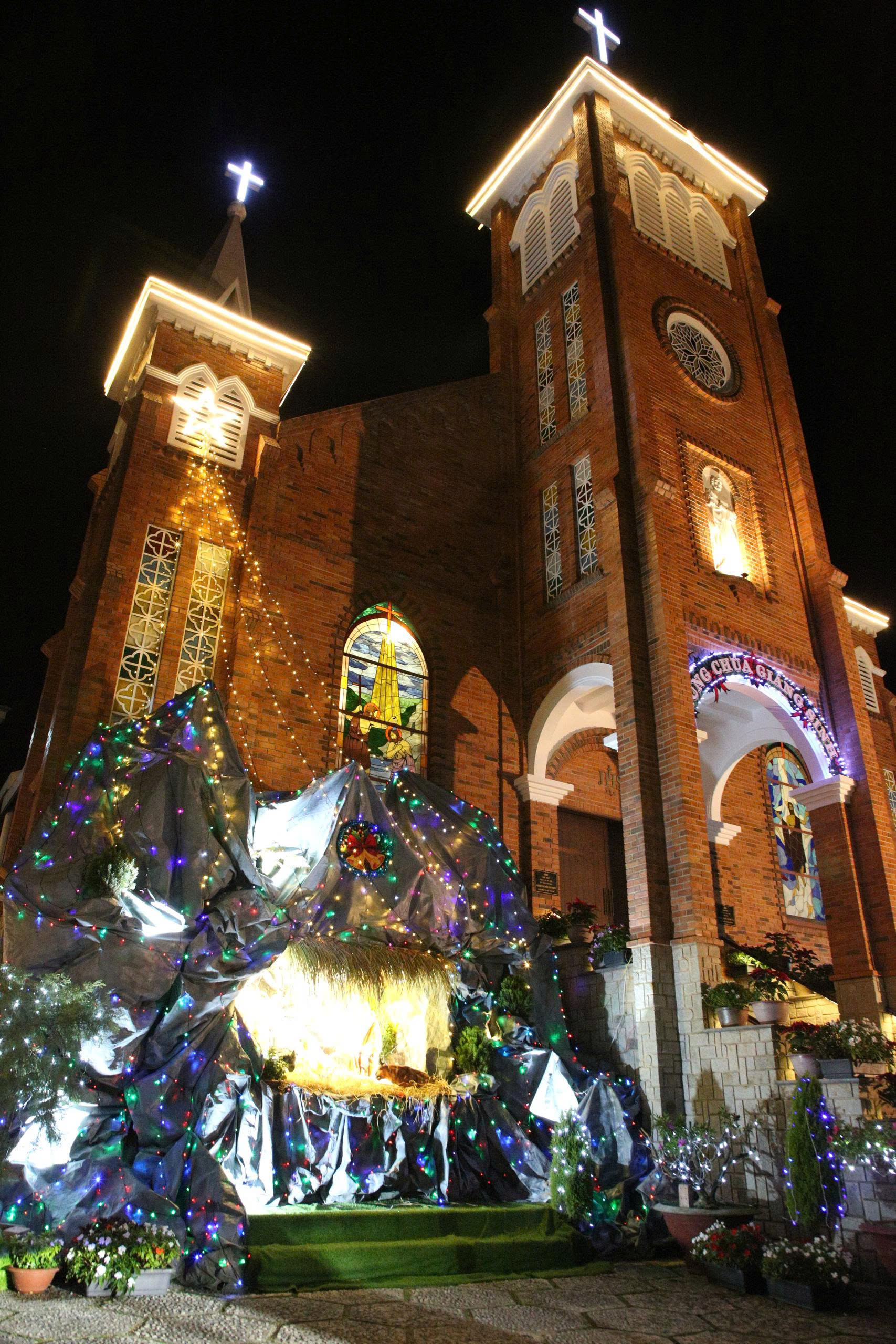 Kh&ocirc;ng gian Gi&aacute;ng sinh Đ&agrave; Lạt lung linh sắc m&agrave;u trong đ&ecirc;m mừng Ch&uacute;a ra đời - Ảnh 7.