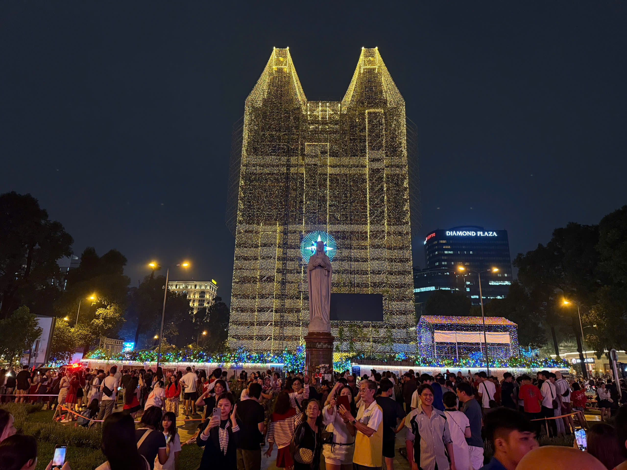 Đông kín người xuống phố đón Giáng sinh: Nhà thờ Đức Bà trở thành điểm nóng check-in - Ảnh 2.