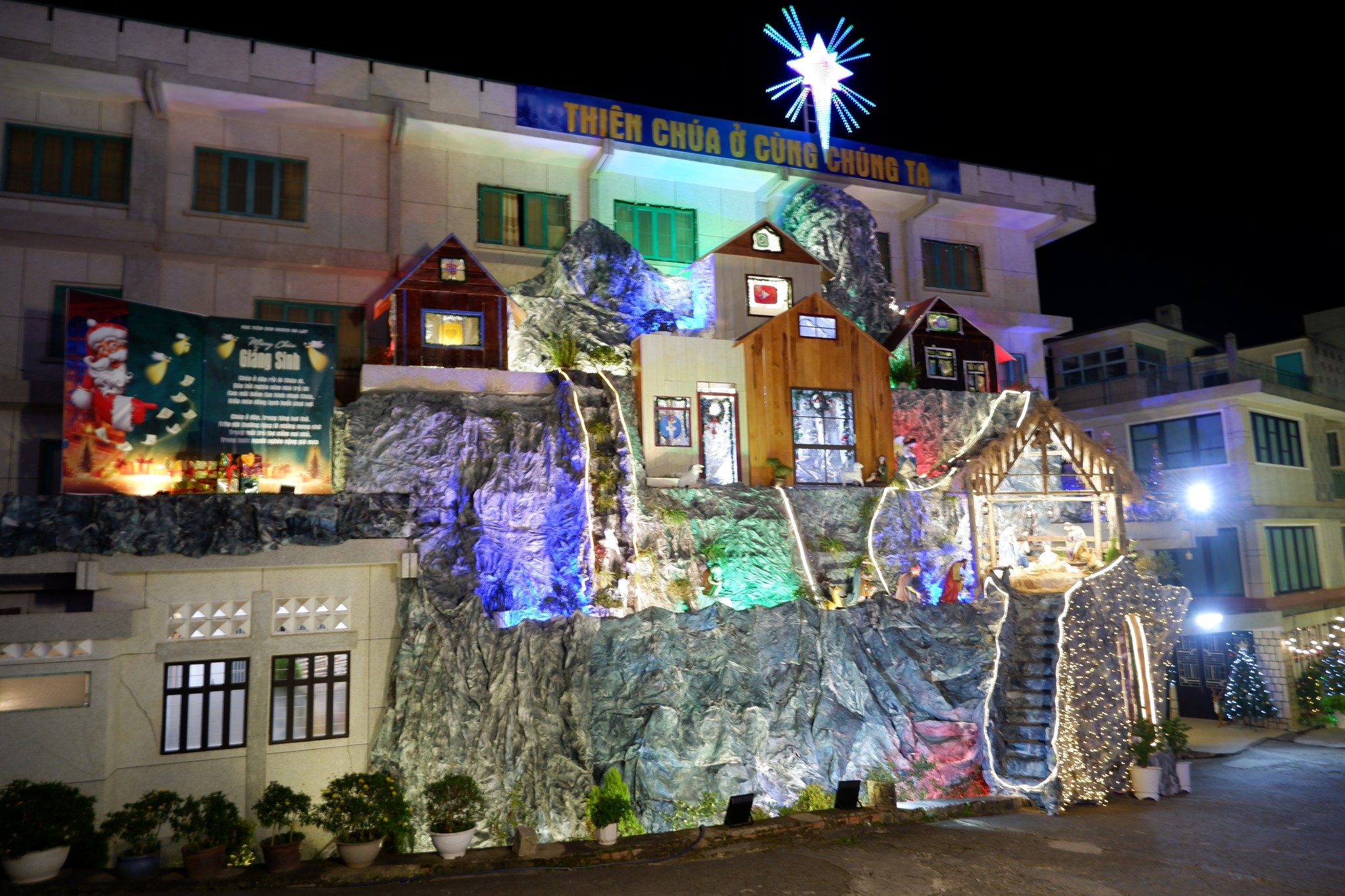 Kh&ocirc;ng gian Gi&aacute;ng sinh Đ&agrave; Lạt lung linh sắc m&agrave;u trong đ&ecirc;m mừng Ch&uacute;a ra đời - Ảnh 15.