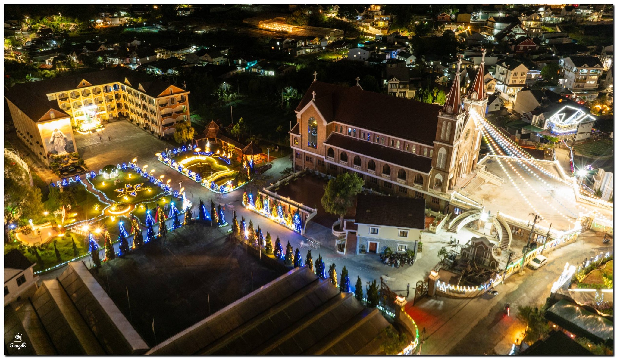 Kh&ocirc;ng gian Gi&aacute;ng sinh Đ&agrave; Lạt lung linh sắc m&agrave;u trong đ&ecirc;m mừng Ch&uacute;a ra đời - Ảnh 8.
