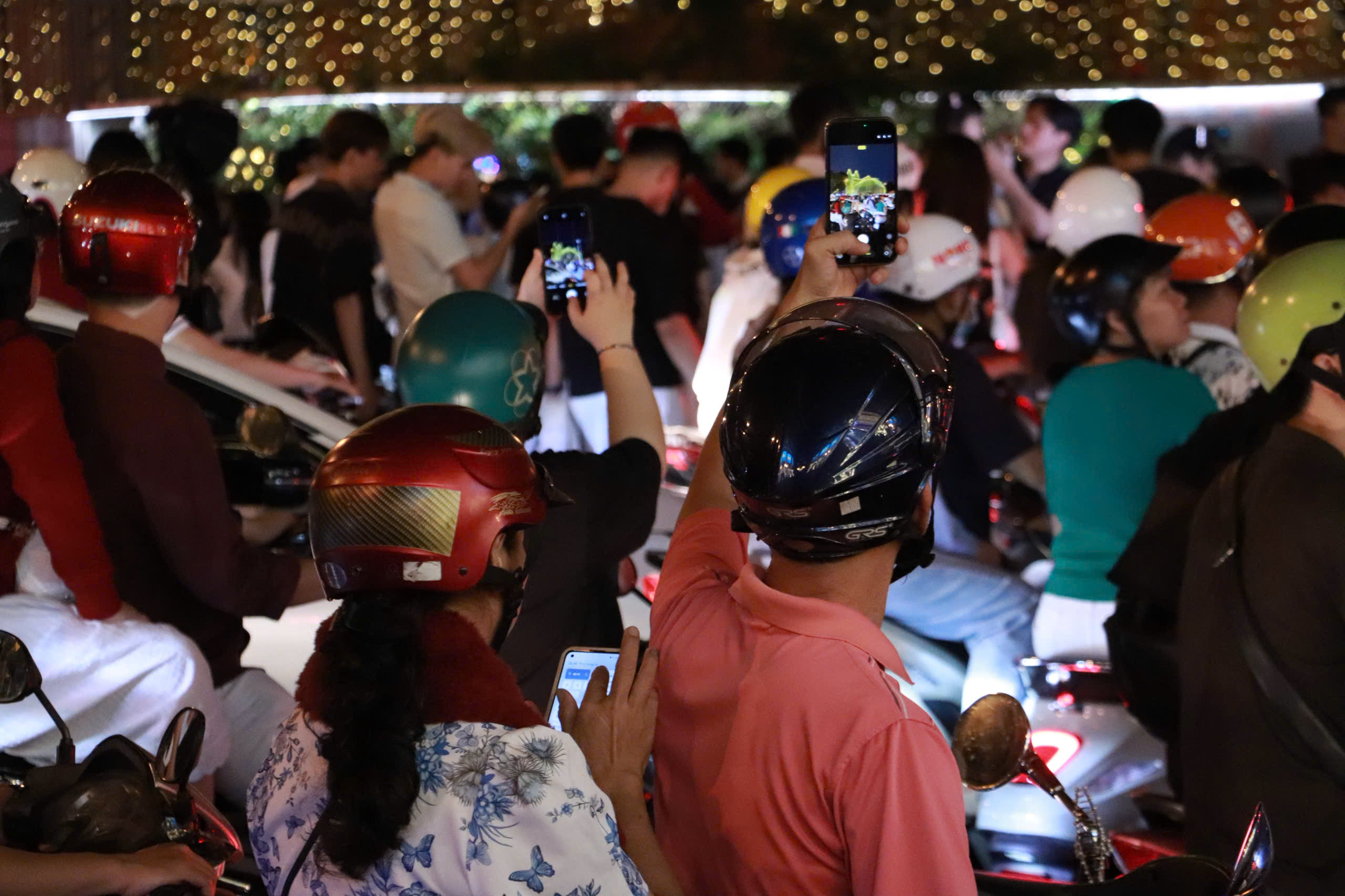 Đông kín người xuống phố đón Giáng sinh: Nhà thờ Đức Bà trở thành điểm nóng check-in - Ảnh 6.